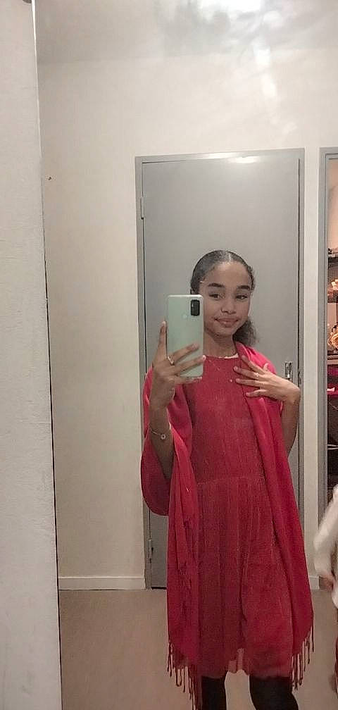 Jade a rejoint le concours — aidez-le/la à gagner de superbes lots ! abdomen, blond, chest, eyewear, fashion_design, floor, flooring, formal_wear, gesture, hairstyle, joy, long_hair, magenta, mirror, mobile_phone, person, selfie, shoulder, sleeve, smile