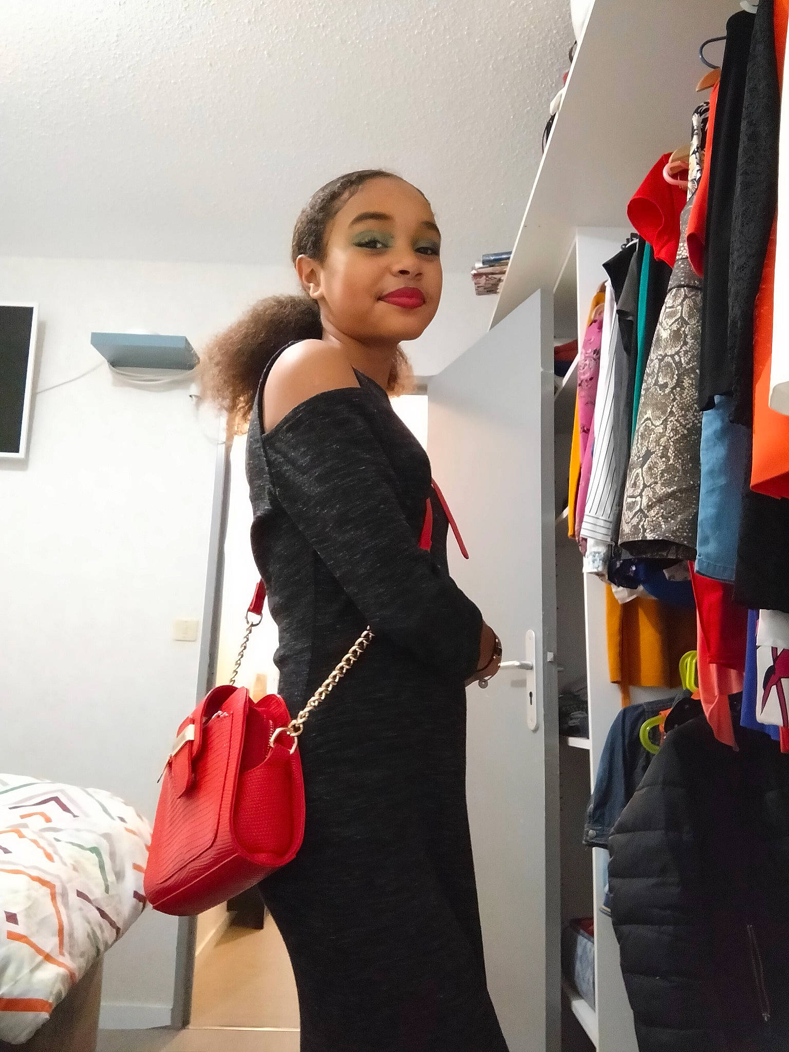 Jade a rejoint le concours — aidez-le/la à gagner de superbes lots ! bag, blazer, electric_blue, event, eyewear, fashion_accessory, fashion_design, formal_wear, jewellery, joy, little_black_dress, luggage_and_bags, person, room, shoulder_bag, sleeve, smile, standing, street_fashion, thigh