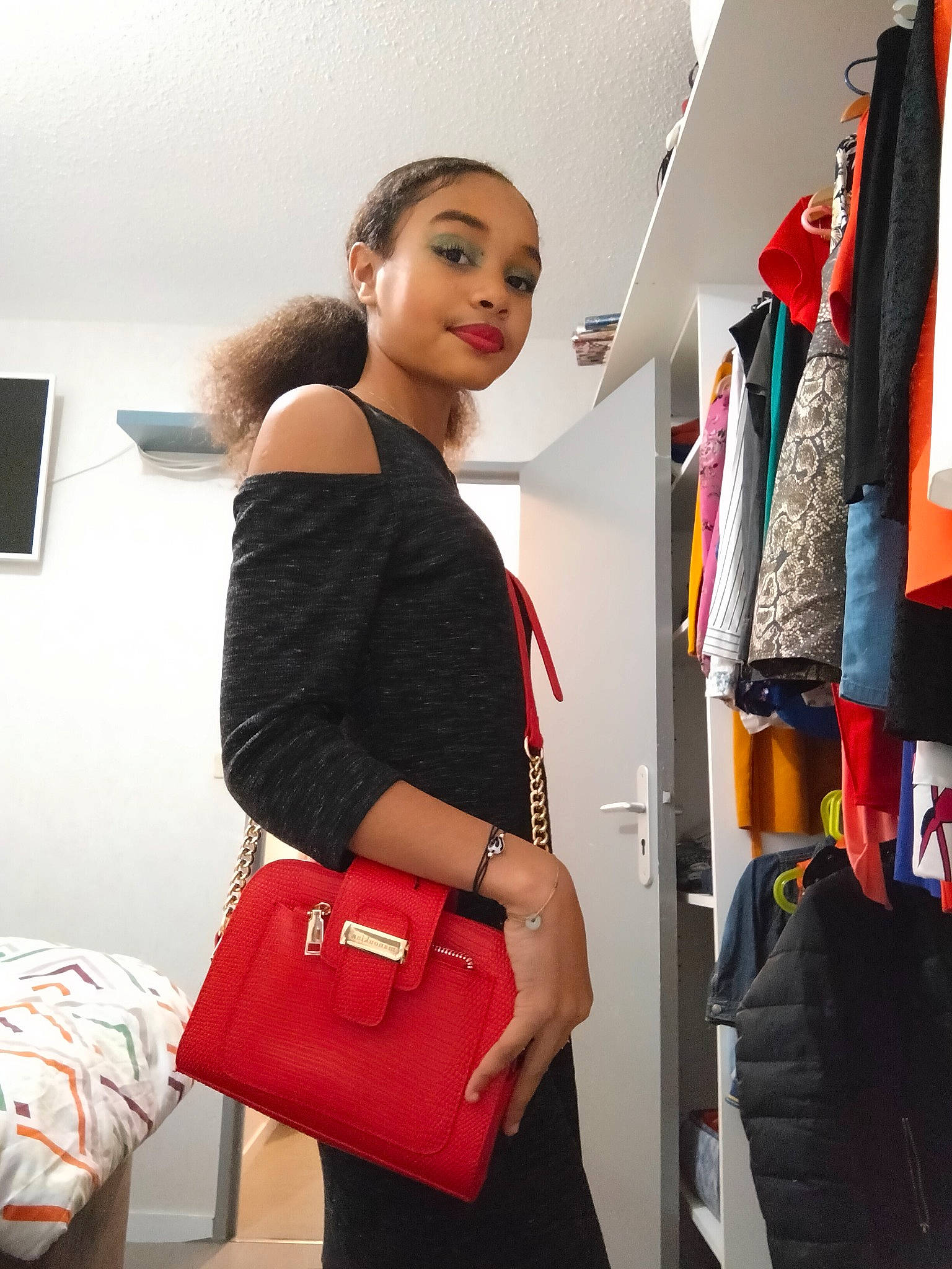 Jade participe au concours pour gagner de l'argent avec cette photo : bag, beauty, blazer, collar, fashion, fashion_design, joint, joy, luggage_and_bags, neck, person, photograph, picture_frame, shoulder_bag, sleeve, standing, street_fashion, t_shirt, thigh, travel