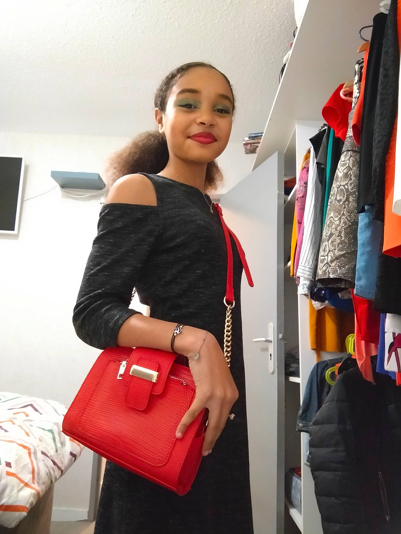 Jade a rejoint le concours — aidez-le/la à gagner de superbes lots ! bag, beauty, blazer, electric_blue, event, fashion, fashion_design, formal_wear, joy, luggage_and_bags, magenta, person, picture_frame, room, shoulder_bag, sleeve, smile, standing, street_fashion, travel