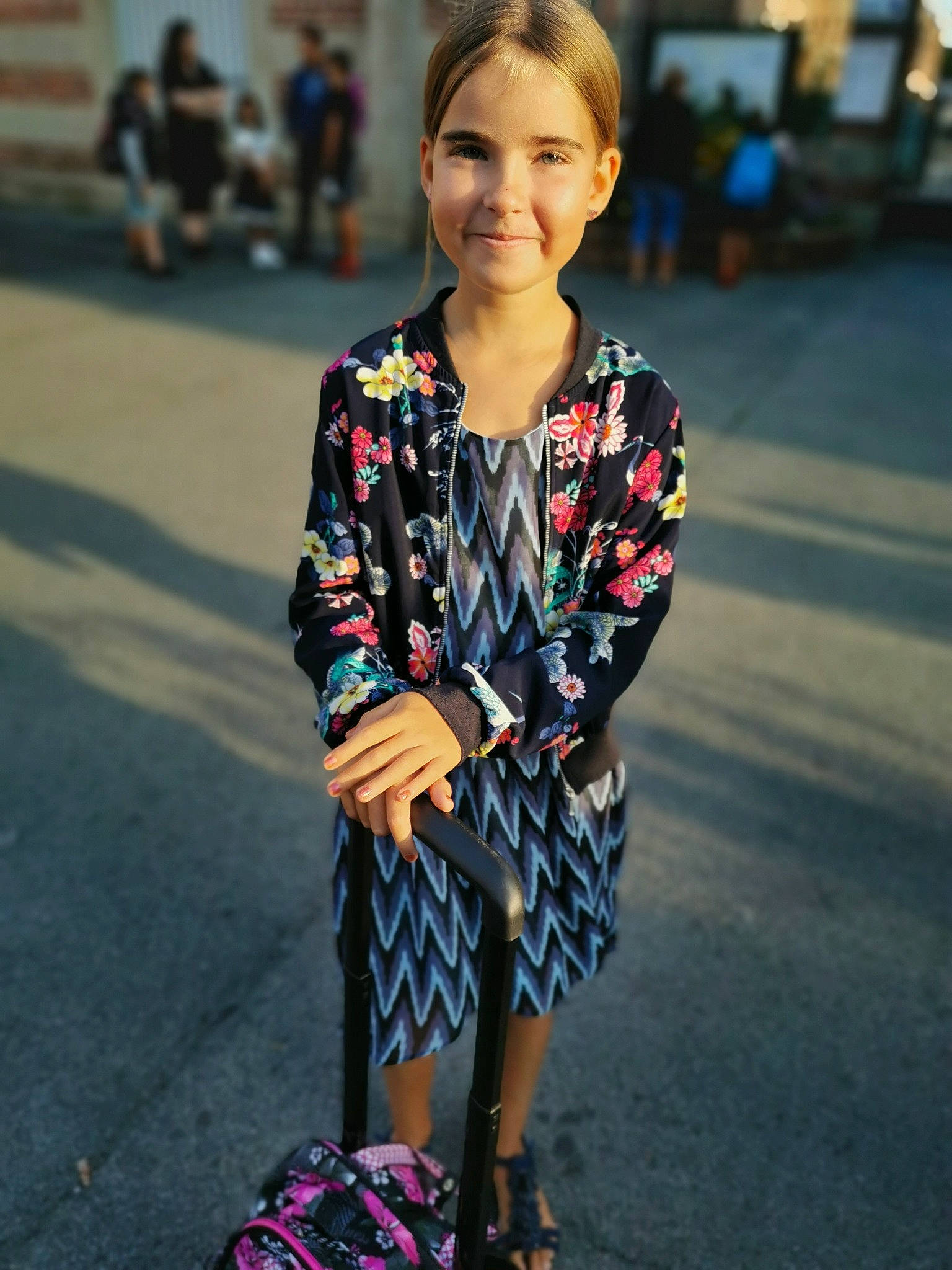 Lorrine a rejoint le concours — aidez-le/la à gagner de superbes lots ! asphalt, blazer, blue, day_dress, electric_blue, eyewear, face, fashion_accessory, fashion_design, formal_wear, happy, human_leg, jewellery, joy, magenta, neck, pattern, person, road, sleeve