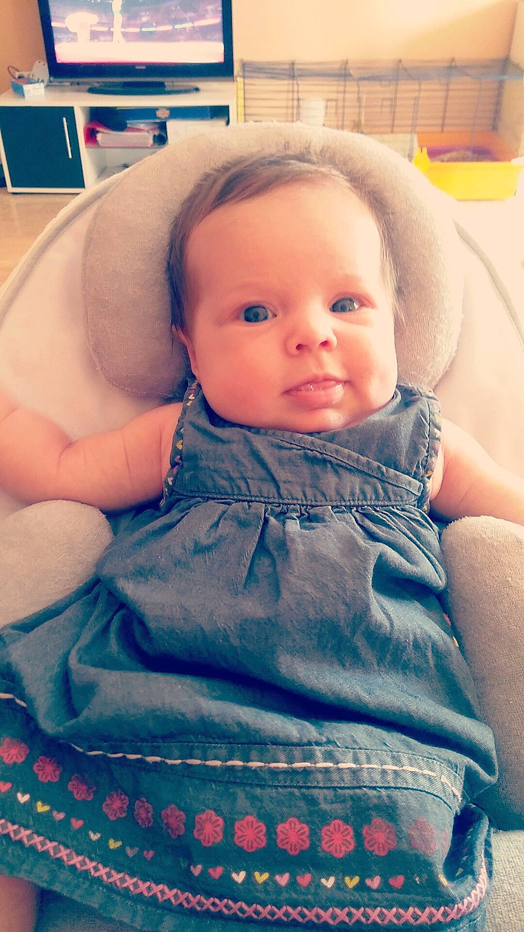 Louana a rejoint le concours — aidez-le/la à gagner de superbes lots ! beauty, bedtime, blue, cheek, child, day, eye, fun, girl, happiness, human_hair_color, infant, lip, organ, person, product, sitting, skin, smile, textile