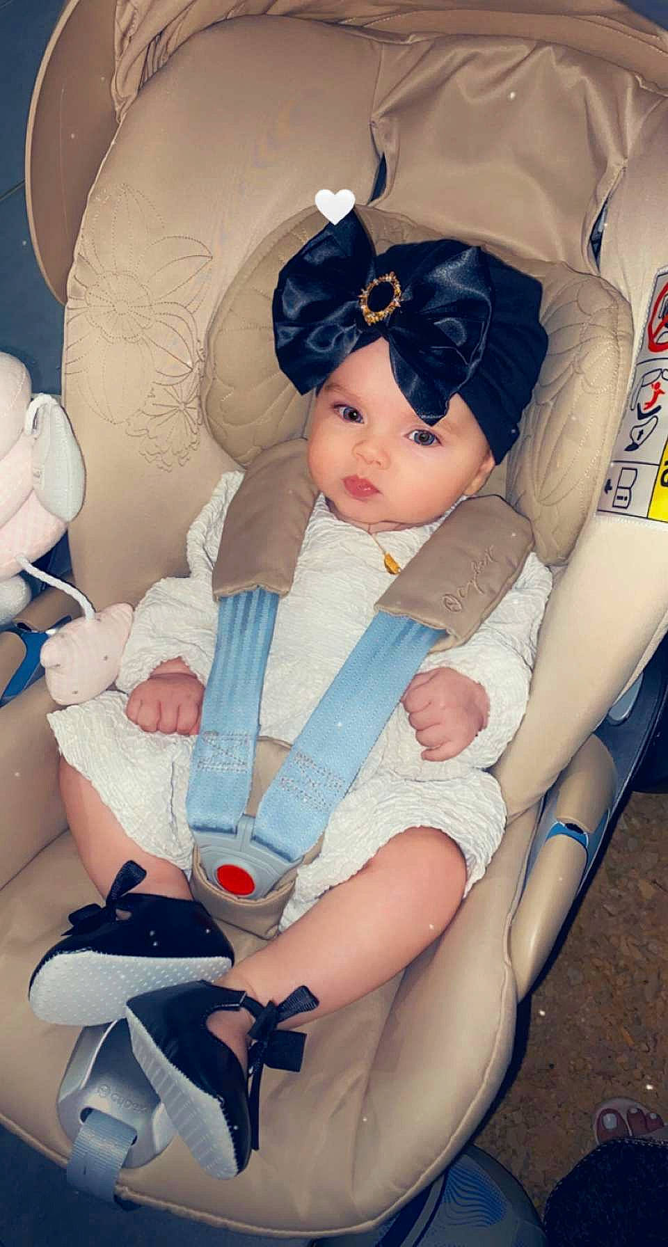 Amélia a rejoint le concours — aidez-le/la à gagner de superbes lots ! arm, auto_part, baby, baby_carriage, baby_products, baby_safety, baby_toddler_clothing, chair, child, comfort, fun, hat, headwear, human_leg, lap, pattern, person, service, sitting, thigh