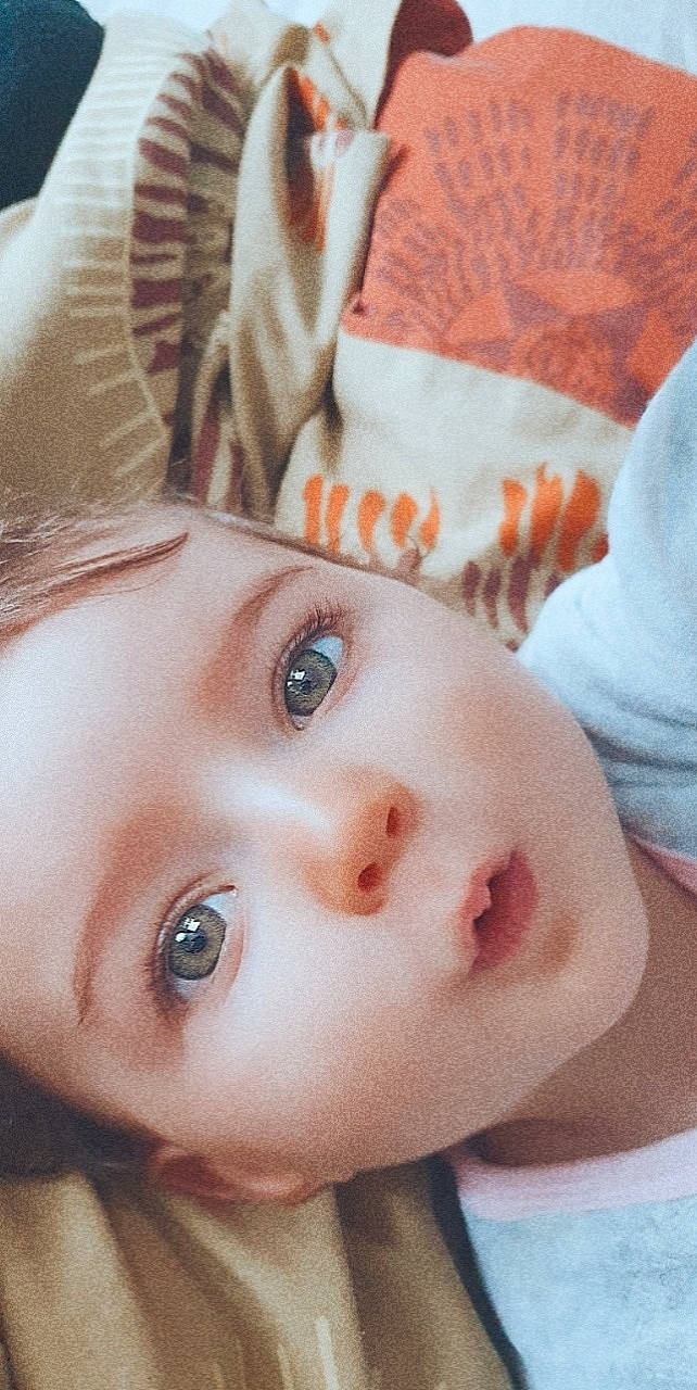 Emilia participe au concours pour gagner de l'argent avec cette photo : baby, baby_making_funny_faces, cheek, child, close_up, comfort, ear, eyelash, face, forehead, happy, iris, lip, mouth, neck, nose, person, skin, sleeve, toddler