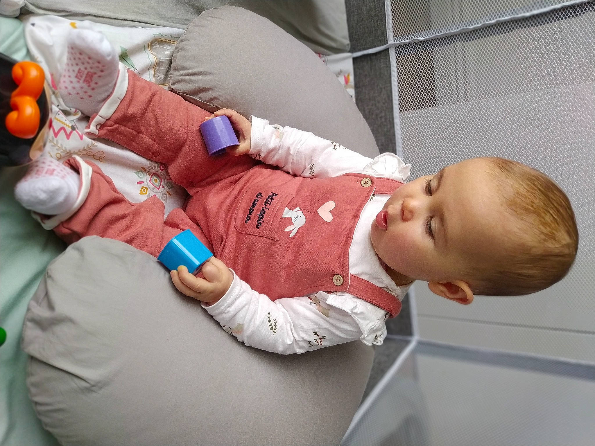 Calie participe au concours pour gagner de l'argent avec cette photo : abdomen, arm, baby, baby_products, baby_toddler_clothing, child, clementine, comfort, elbow, fun, lap, leisure, mandarin_orange, natural_foods, orange, person, room, sitting, tangerine, toddler