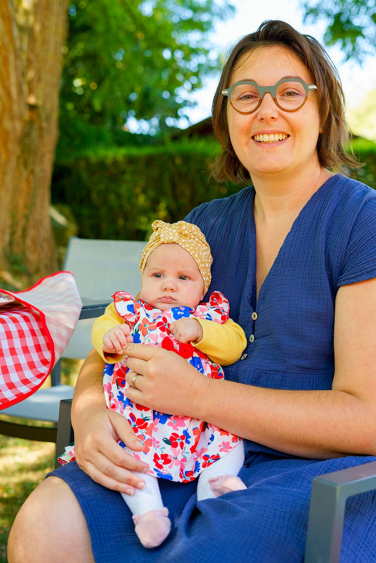 Lison participe au concours pour gagner de l'argent avec cette photo : baby, child, electric_blue, event, face, facial_expression, fun, grass, happy, headwear, joy, lap, leisure, people_in_nature, person, recreation, red, sitting, skin, smile