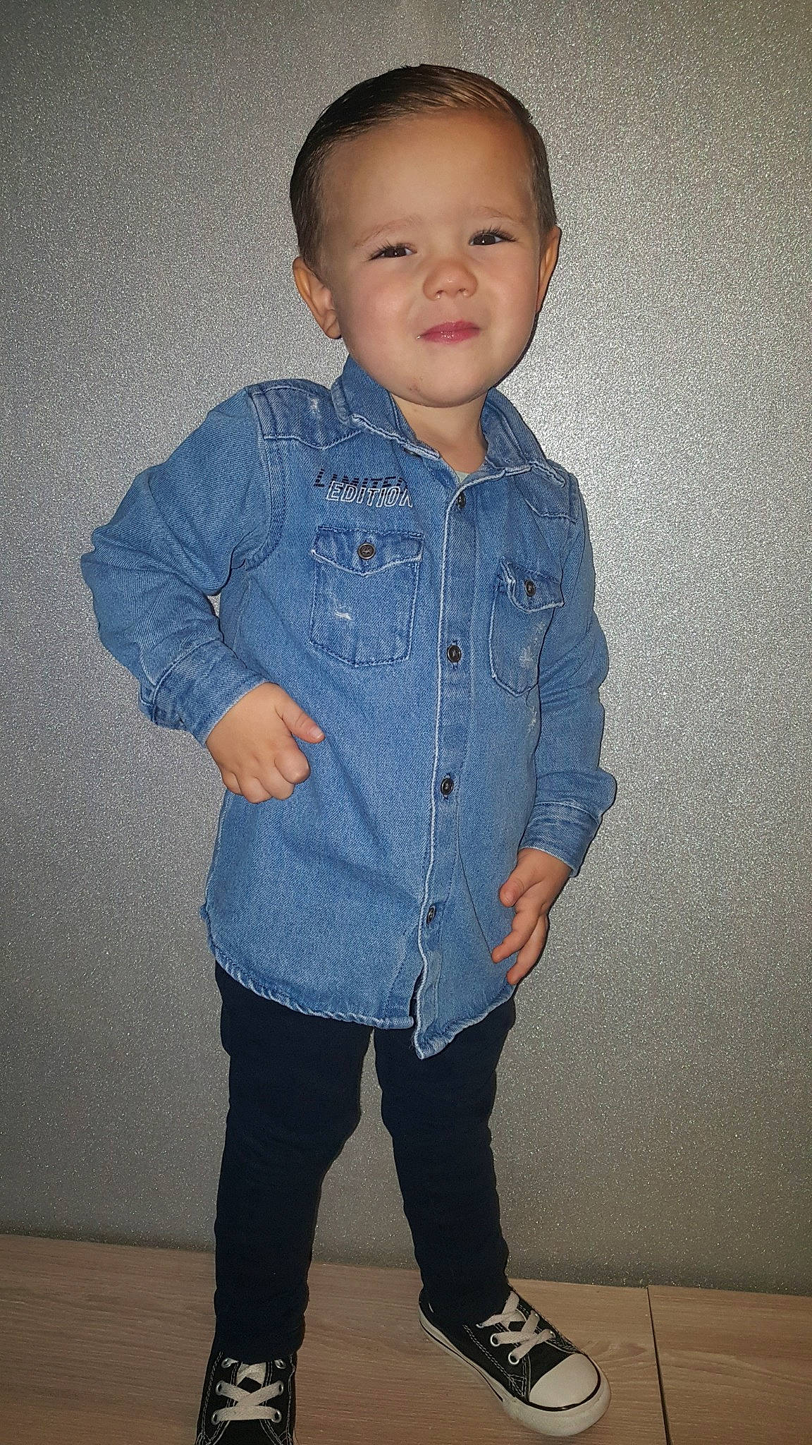 Tilio a rejoint le concours — aidez-le/la à gagner de superbes lots ! blue, boy, child, clothing, cool, denim, footwear, fun, girl, jeans, outerwear, person, shoulder, skin, sleeve, smile, standing, t_shirt, textile, toddler