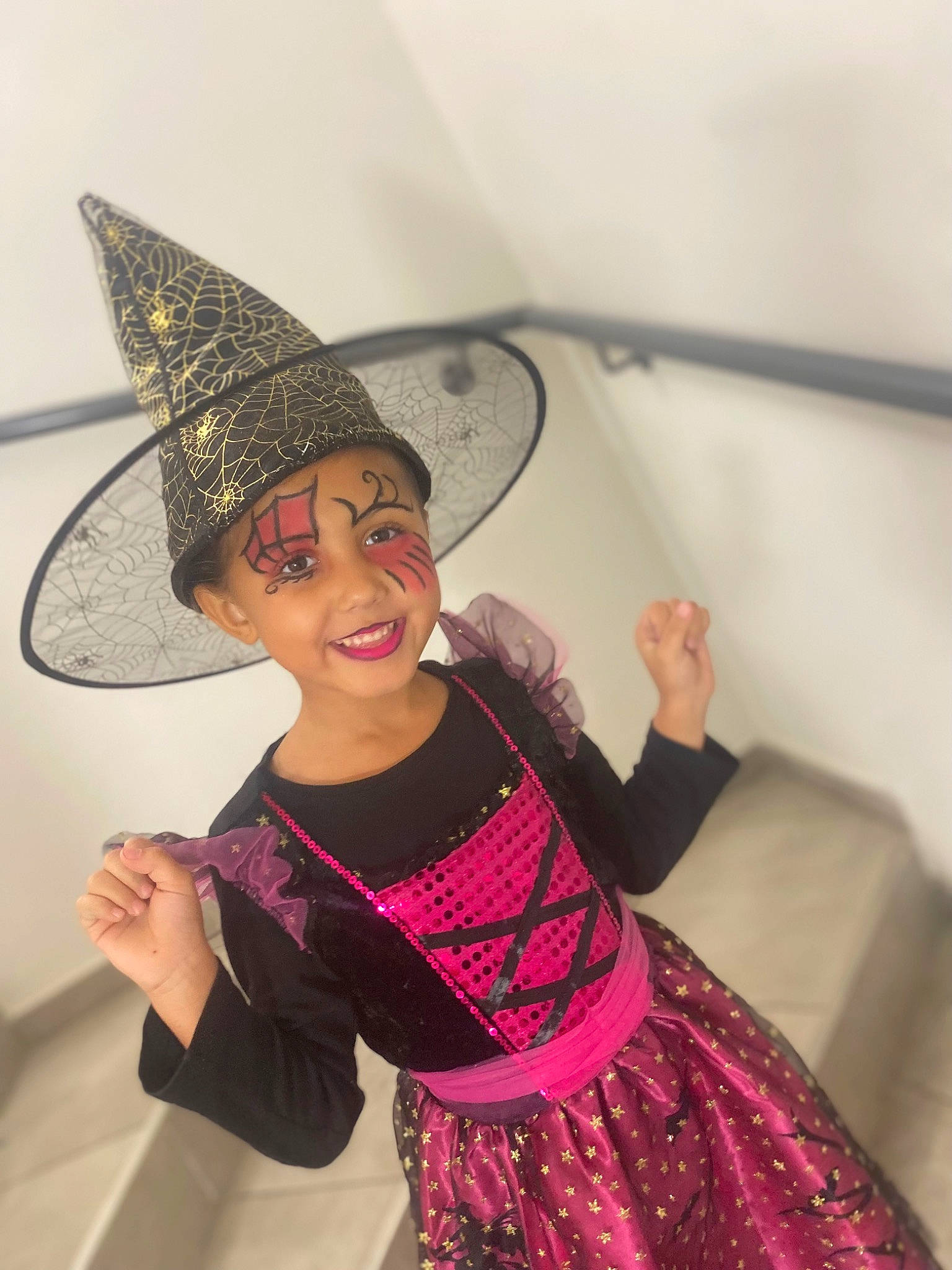Inaya a rejoint le concours — aidez-le/la à gagner de superbes lots ! costume, costume_hat, dress, event, fashion_accessory, fashion_design, formal_wear, fun, happy, hat, headgear, headwear, joy, magenta, person, pink, purple, room, sleeve, smile