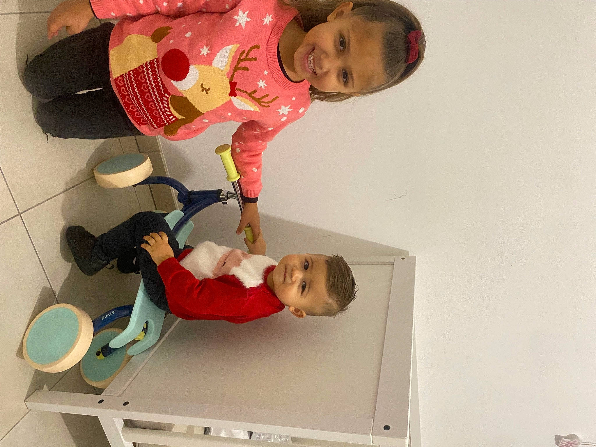 Inaya participe au concours pour gagner de l'argent avec cette photo : arm, baby_toddler_clothing, carmine, child, elbow, fun, gesture, happy, joy, knee, person, sleeve, t_shirt, toddler, walking_shoe, wrist