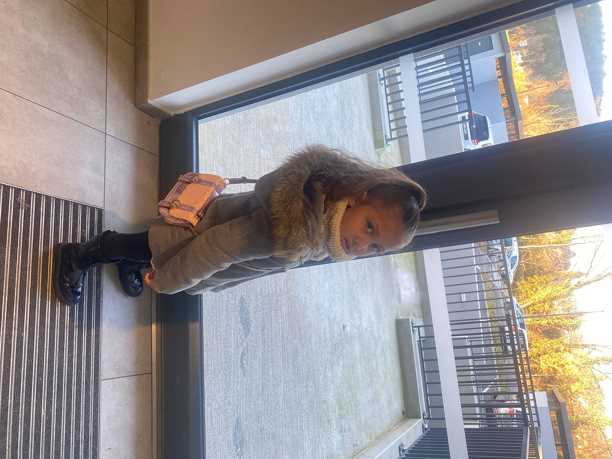 Inaya participe au concours pour gagner de l'argent avec cette photo : brickwork, building, daylighting, door, facade, house, person, room, window, wood