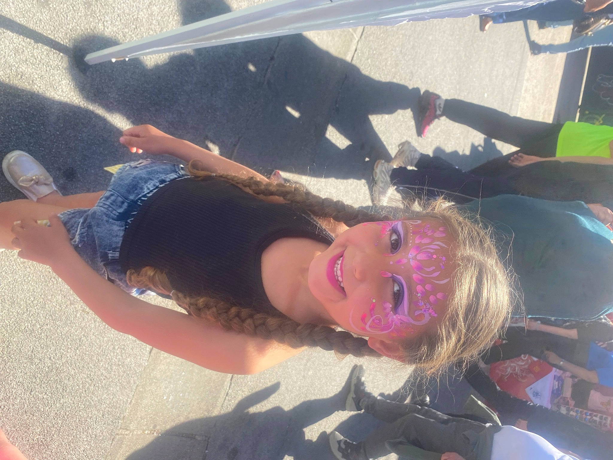 Inaya a rejoint le concours — aidez-le/la à gagner de superbes lots ! asphalt, automotive_exterior, black_hair, bumper, chest, cool, eyewear, fun, happy, human_leg, joy, knee, leisure, long_hair, person, physical_fitness, recreation, selfie, smile, thigh