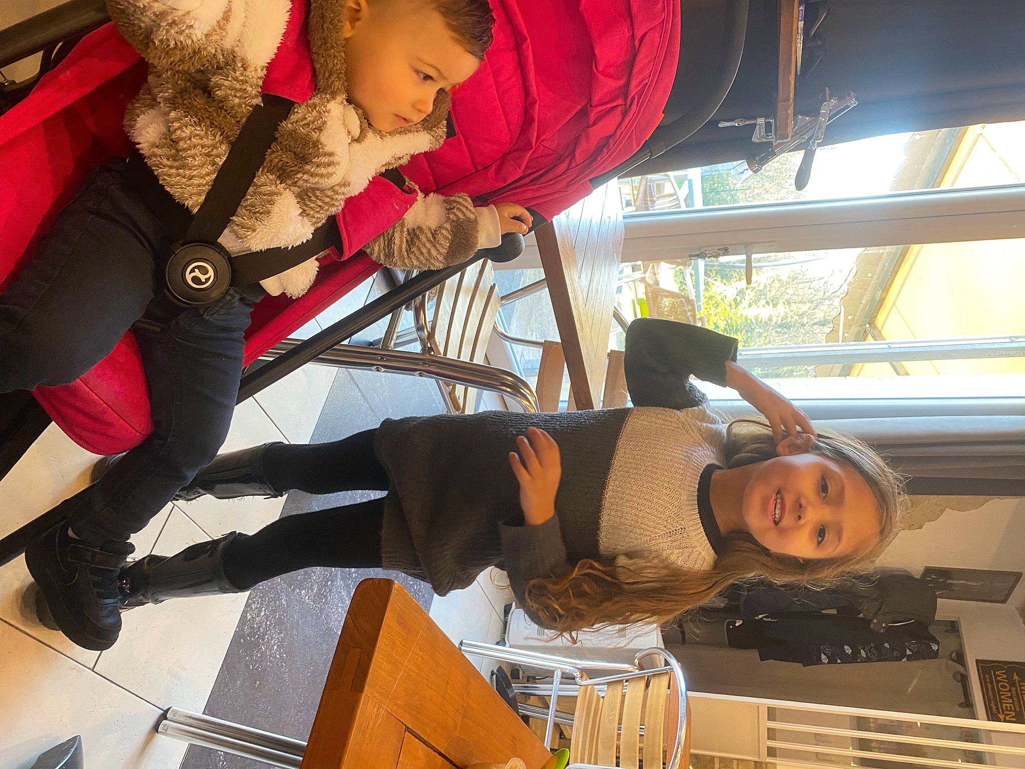 Inaya a rejoint le concours — aidez-le/la à gagner de superbes lots ! boot, carmine, child, comfort, curtain, elbow, event, fun, hat, human_leg, joy, knee, leg, leisure, luggage_and_bags, person, photograph, snapshot, sneakers, thigh