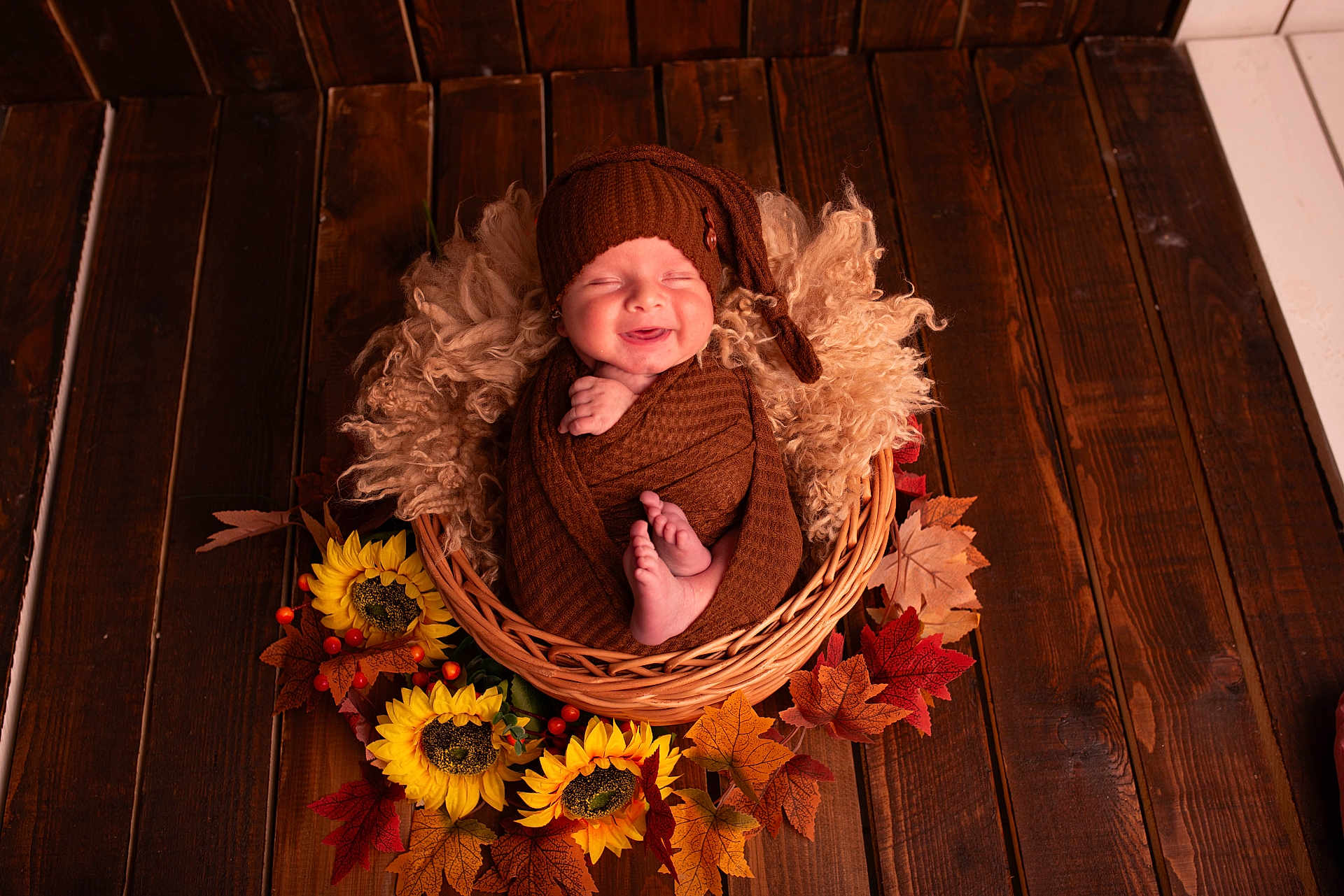 Xavi participe au concours pour gagner de l'argent avec cette photo : baby, newborn, smiling, wrapped, brown_hat, basket, fluffy_blanket, sunflowers, autumn_leaves, wooden_floor, cozy, portrait, cute, infant, fall_theme, knit_clothing, happy, indoor, child, peaceful