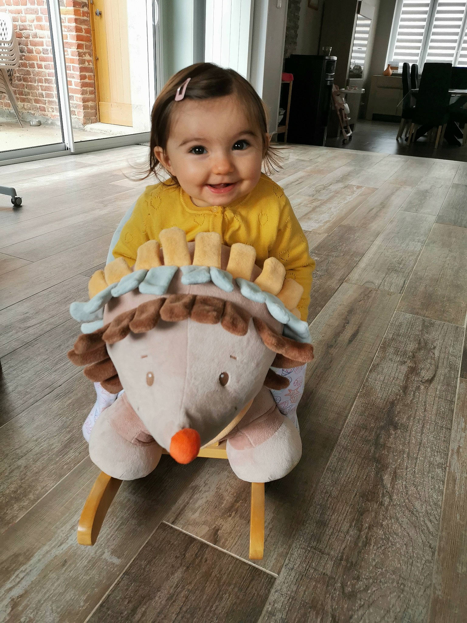 Alice a rejoint le concours — aidez-le/la à gagner de superbes lots ! baby, child, floor, flooring, furniture, joy, person, play, toddler