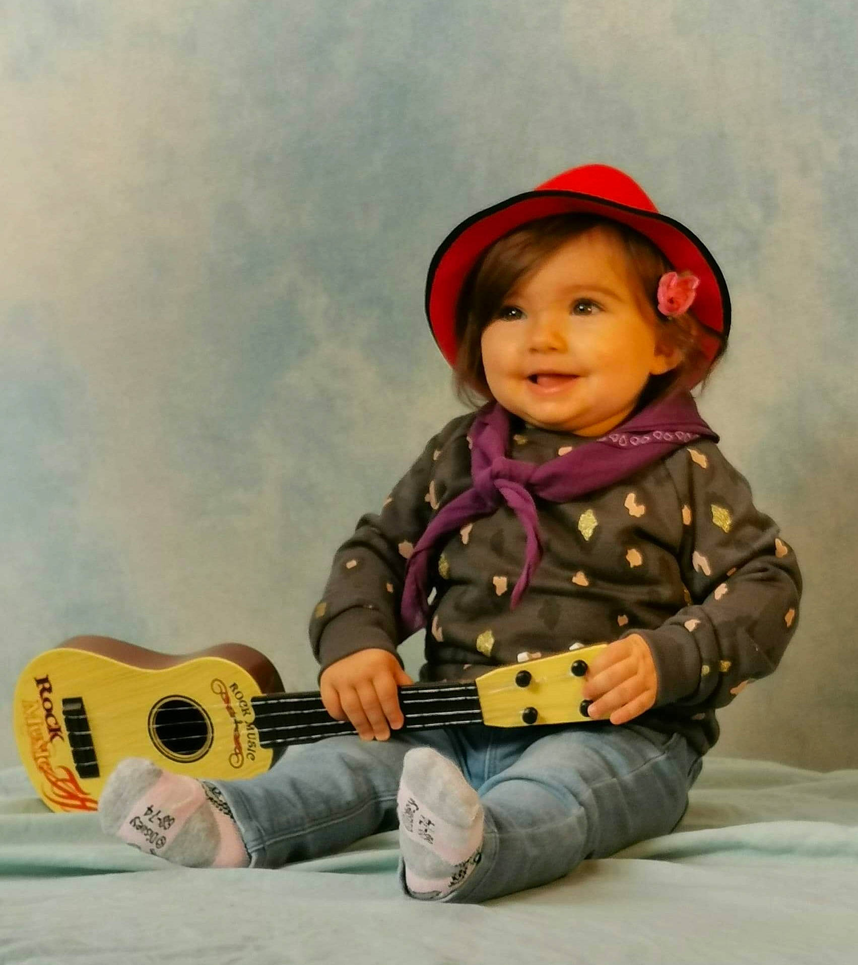 Alice a rejoint le concours — aidez-le/la à gagner de superbes lots ! baby, child, guitar, joy, musical_instrument, person, plucked_string_instruments, sitting, toddler