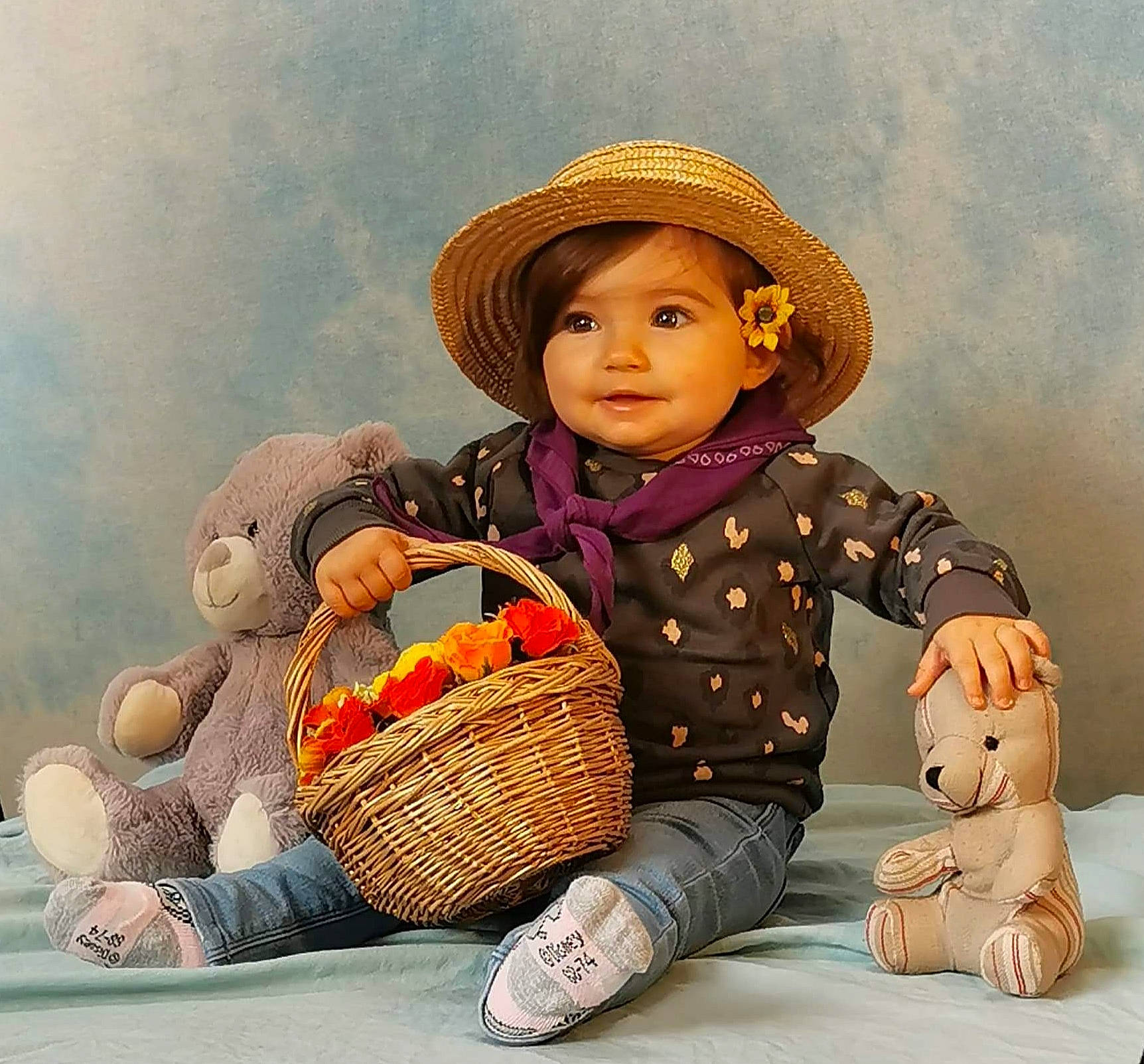 Alice a rejoint le concours — aidez-le/la à gagner de superbes lots ! baby, cheek, child, doll, person, sitting, stuffed_toy, teddy_bear, toddler, toy
