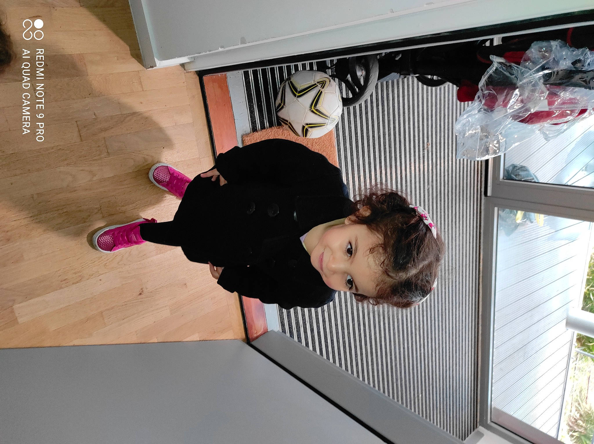 Mayar a rejoint le concours — aidez-le/la à gagner de superbes lots ! beauty, child, flooring, font, fun, hardwood, joy, magenta, person, pink, plant, rectangle, room, toddler, tree, visual_arts, wood