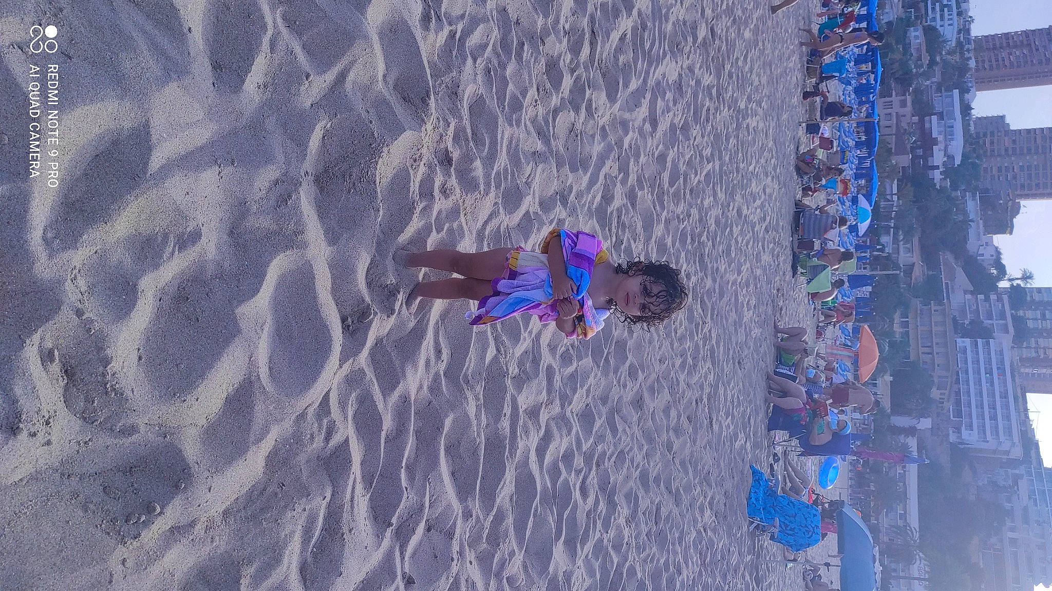 Mayar a rejoint le concours — aidez-le/la à gagner de superbes lots ! adventure, azure, beach, blue, electric_blue, fun, landscape, leisure, pattern, person, play, recreation, sand, shadow, toddler, tree, winter