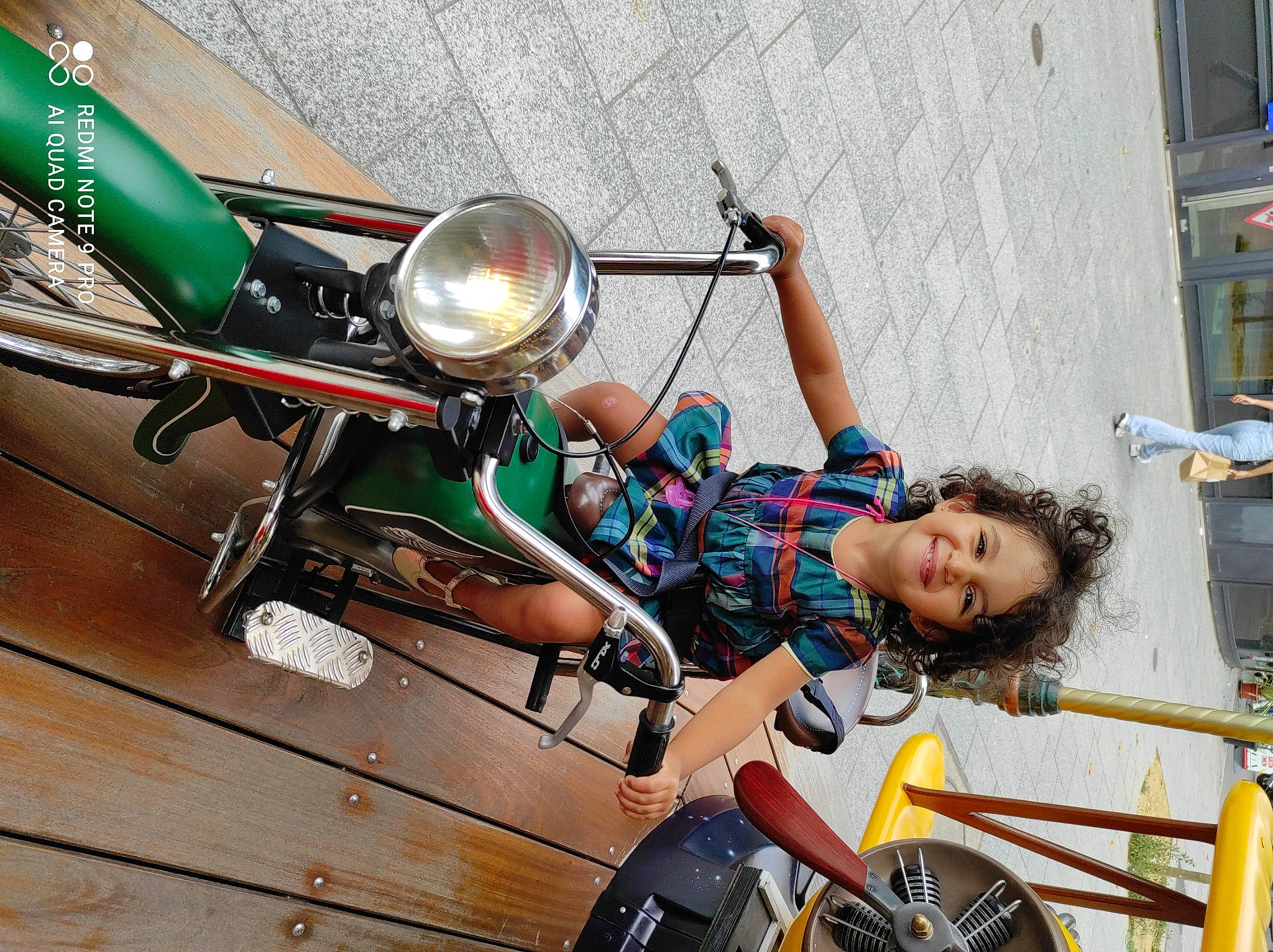 Mayar participe au concours pour gagner de l'argent avec cette photo : automotive_lighting, automotive_tire, bicycle, bicycle_fork, bicycle_frame, bicycle_handlebar, bicycle_saddle, bicycle_tire, bicycle_wheel, bicycles_equipment_and_supplies, fender, headlamp, helmet, joy, mode_of_transport, motor_vehicle, person, sports_equipment, tire, tree