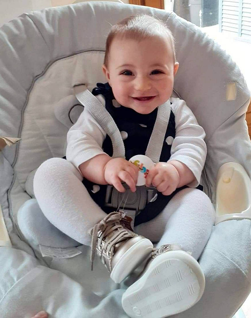 Méline Picquette participe au concours pour gagner de l'argent avec cette photo : baby, baby_toddler_clothing, comfort, finger, flash_photography, happy, joy, knee, leg, outerwear, person, product, shoe, sleeve, smile, sneakers, textile, thigh, thumb, toddler