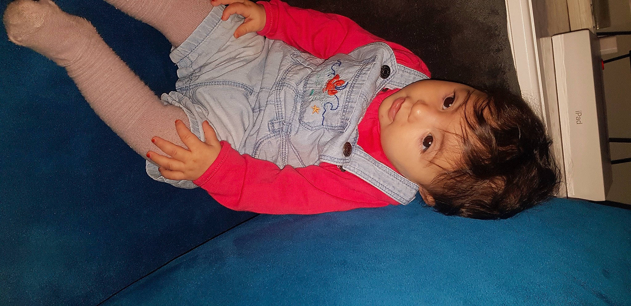 Sidra a rejoint le concours — aidez-le/la à gagner de superbes lots ! baby, baby_toddler_clothing, cheek, comfort, elbow, finger, fun, happy, human_leg, leg, lip, mouth, nose, person, plant, skin, sleeve, thigh, toddler, tree