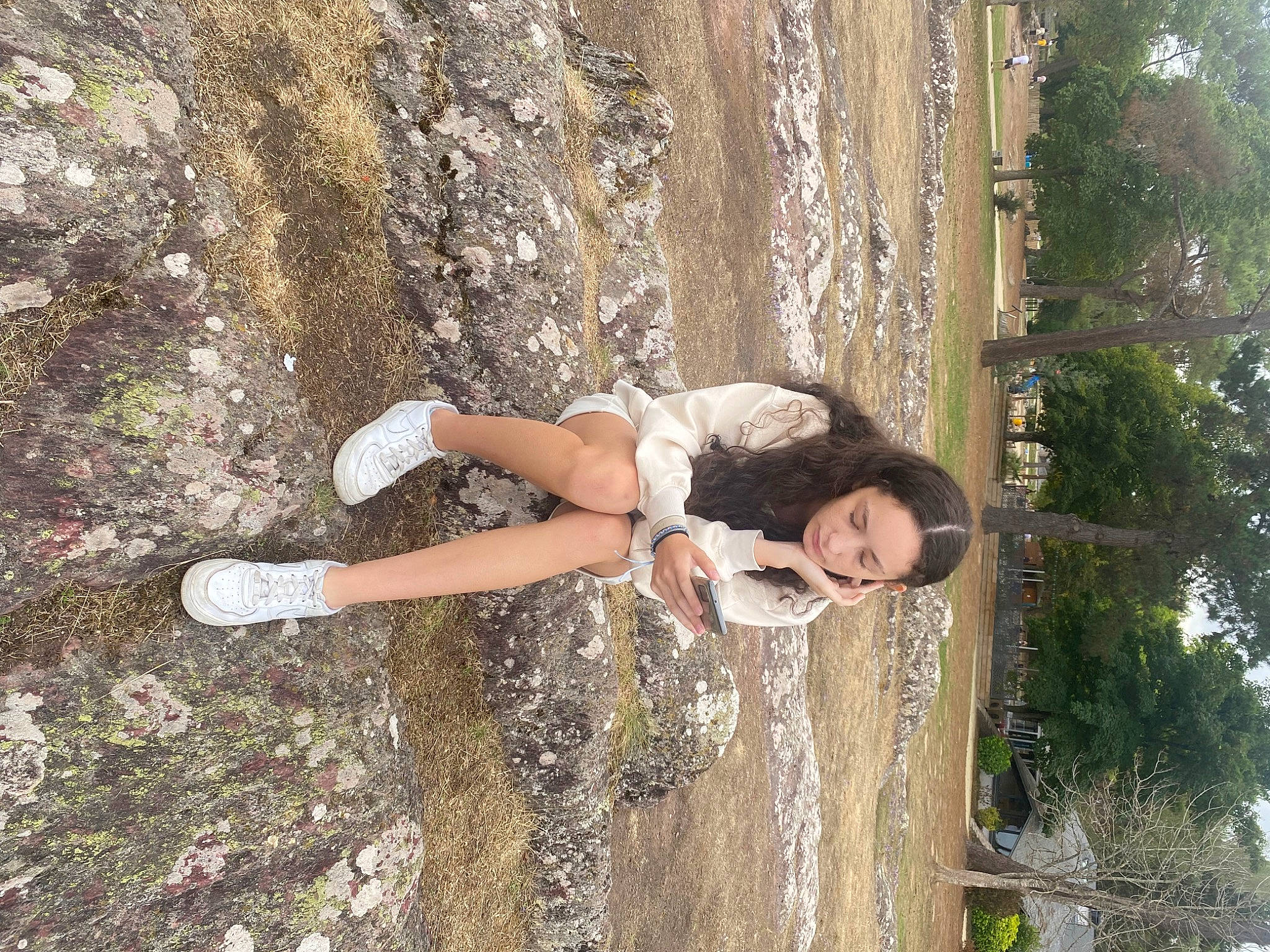 Savannah a rejoint le concours — aidez-le/la à gagner de superbes lots ! adventure, elbow, foot, fun, grass, human_leg, knee, leisure, people_in_nature, person, plant, recreation, rock, shorts, soil, sport_climbing, thigh, tree, trunk, wood