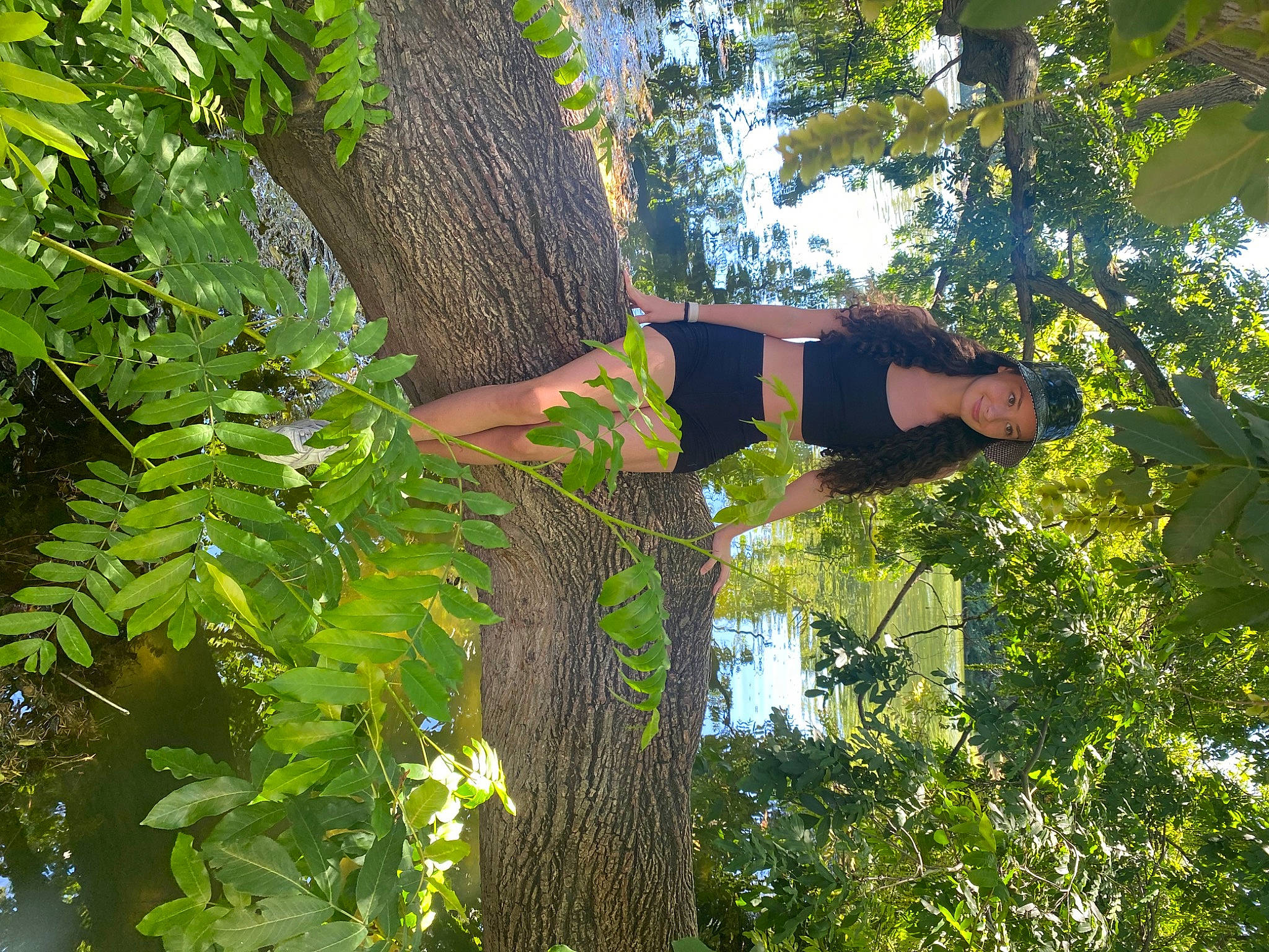 Savannah a rejoint le concours — aidez-le/la à gagner de superbes lots ! branch, elbow, forest, grass, headwear, joy, jungle, northern_hardwood_forest, people_in_nature, person, plant, plant_stem, shade, t_shirt, temperate_broadleaf_and_mixed_forest, terrestrial_plant, thigh, tints_and_shades, tree, trunk