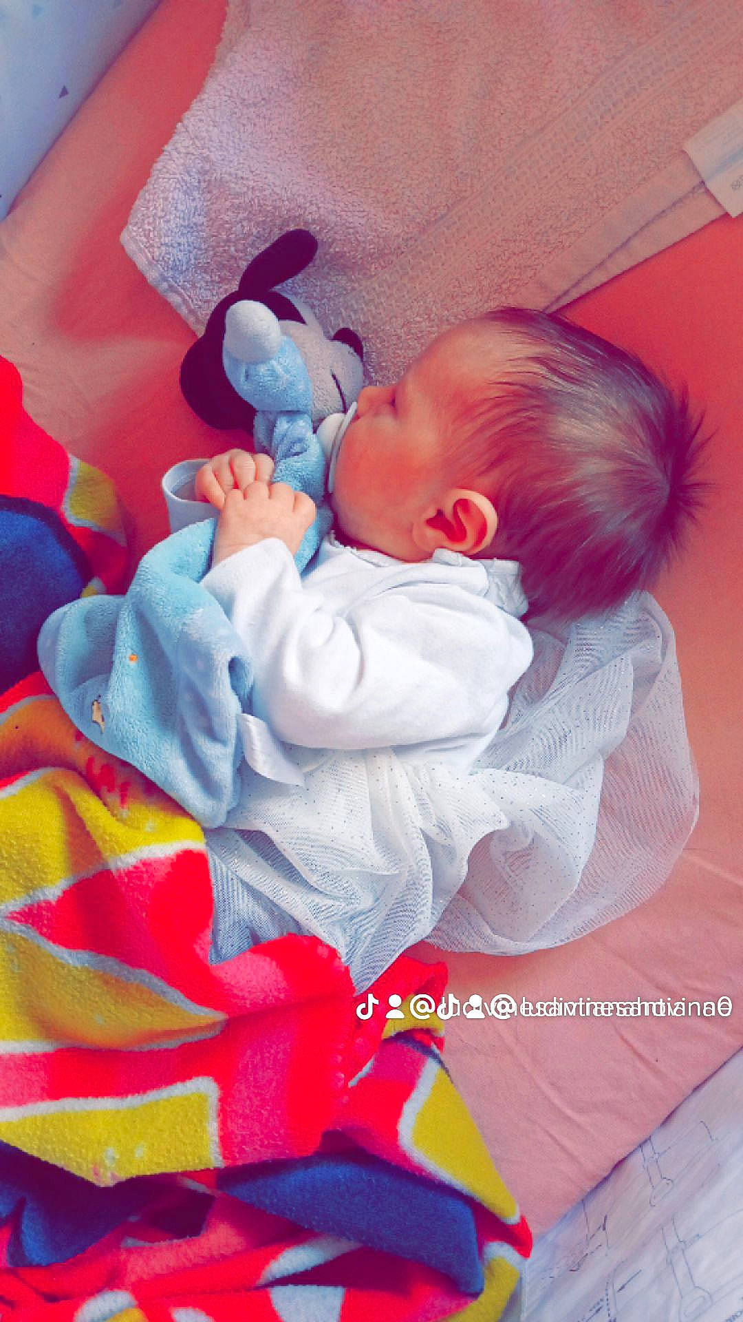 Santiana a rejoint le concours — aidez-le/la à gagner de superbes lots ! baby, baby_products, baby_sleeping, baby_toddler_clothing, bedtime, carmine, child, comfort, electric_blue, fun, happy, linens, magenta, nap, pattern, person, pink, room, sitting, textile