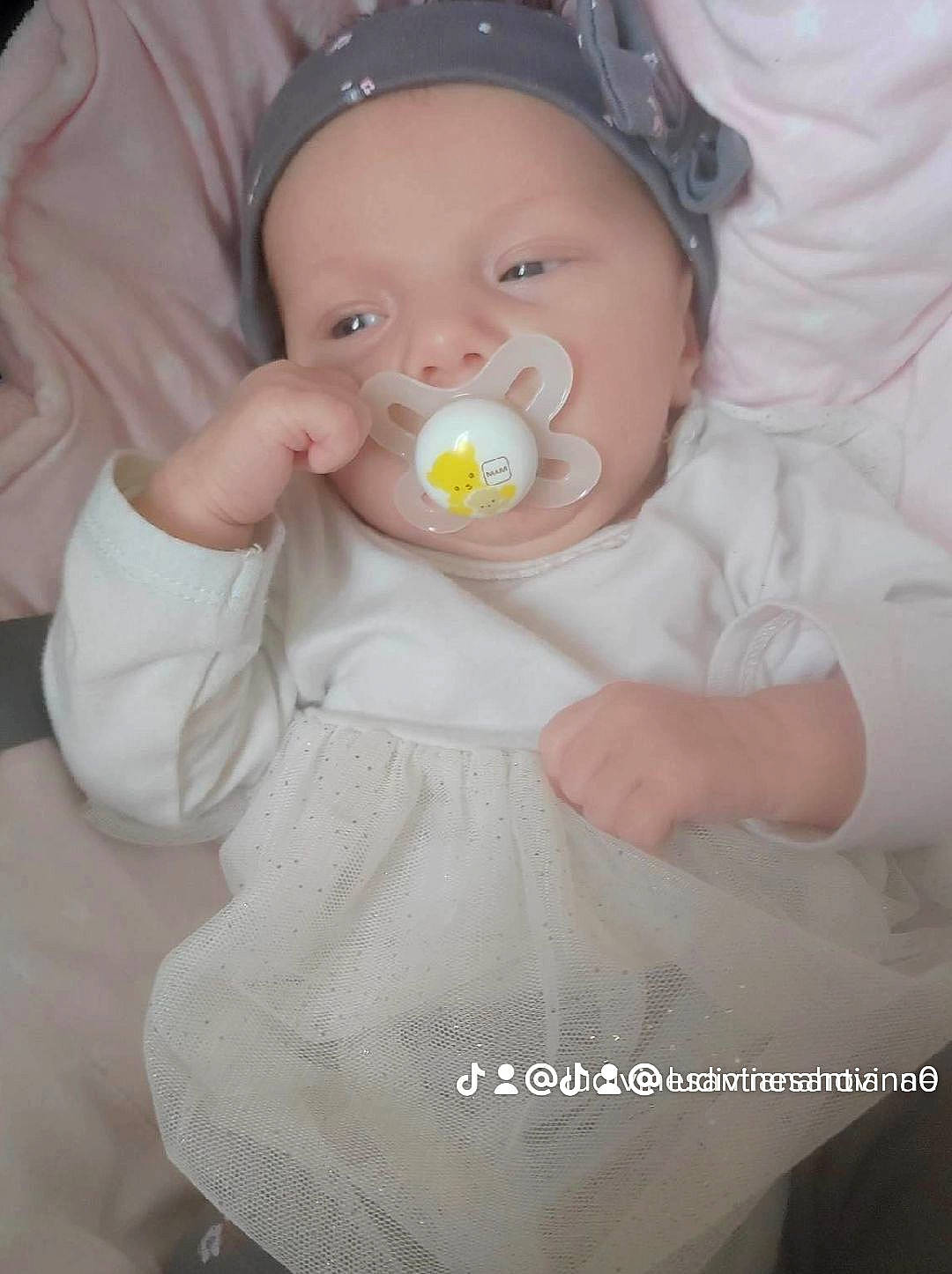 Santiana a rejoint le concours — aidez-le/la à gagner de superbes lots ! baby, baby_products, baby_toddler_clothing, cheek, child, comfort, iris, nose, person, sitting, sleeve, thumb, toddler
