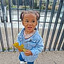 Kennedie a rejoint le concours — aidez-le/la à gagner de superbes lots ! toddler, child, denim_jacket, jeans, white_shoes, leaf, curly_hair, pink_ribbons, sidewalk, metal_fence, outdoor, urban, street, daylight, casual_clothing, smiling, happy, person, young_child, nature