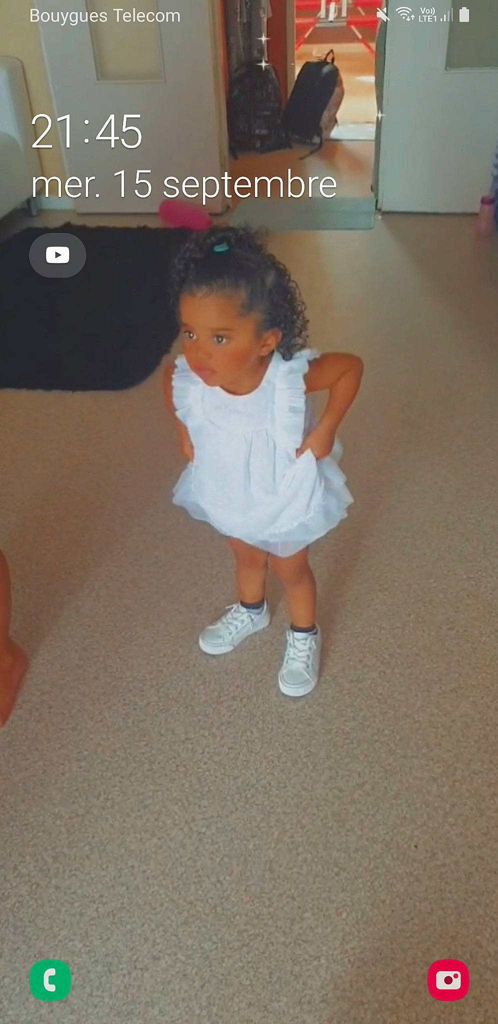 Lara a rejoint le concours — aidez-le/la à gagner de superbes lots ! baby, baby_toddler_clothing, electronic_device, floor, flooring, fun, gesture, hair, hairstyle, hardwood, human_body, human_leg, output_device, person, product, sleeve, sock, t_shirt, thigh, thumb