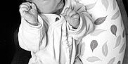 Léon participe au concours pour gagner de l'argent avec cette photo : newborn, baby, sleeping, pajamas, cushion, leaf_pattern, infant, cozy, resting, indoor, black_and_white, person, small_hands, soft, peaceful, cute, head, fingers, feet, fabric