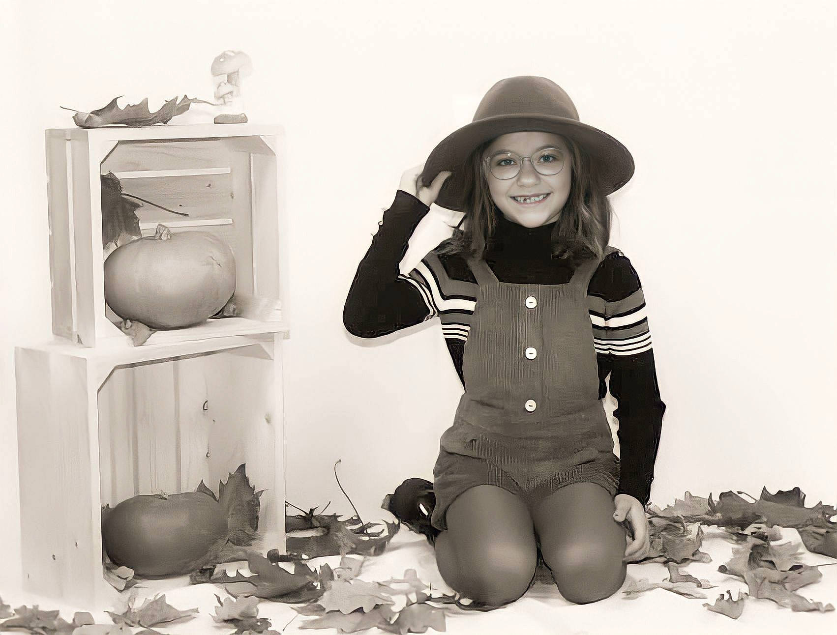 Zoé a rejoint le concours — aidez-le/la à gagner de superbes lots ! black, black_and_white, fashion_accessory, flash_photography, happy, hat, headwear, joy, knee, monochrome, monochrome_photography, person, photograph, shelving, sitting, sleeve, smile, stock_photography, style, sun_hat