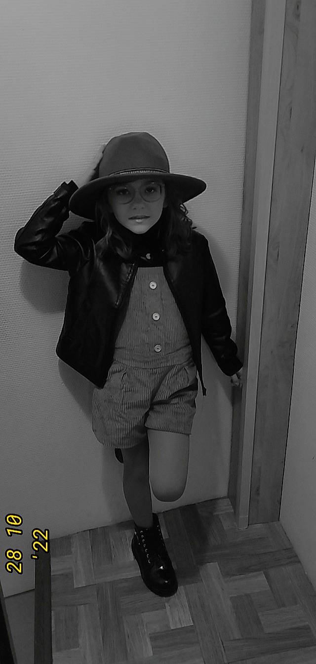 Zoé participe au concours pour gagner de l'argent avec cette photo : black, black_and_white, clothing, fashion_design, flash_photography, grey, headwear, human_body, jacket, monochrome, outerwear, person, shorts, shoulder, sleeve, standing, style, sun_hat, t_shirt, thigh