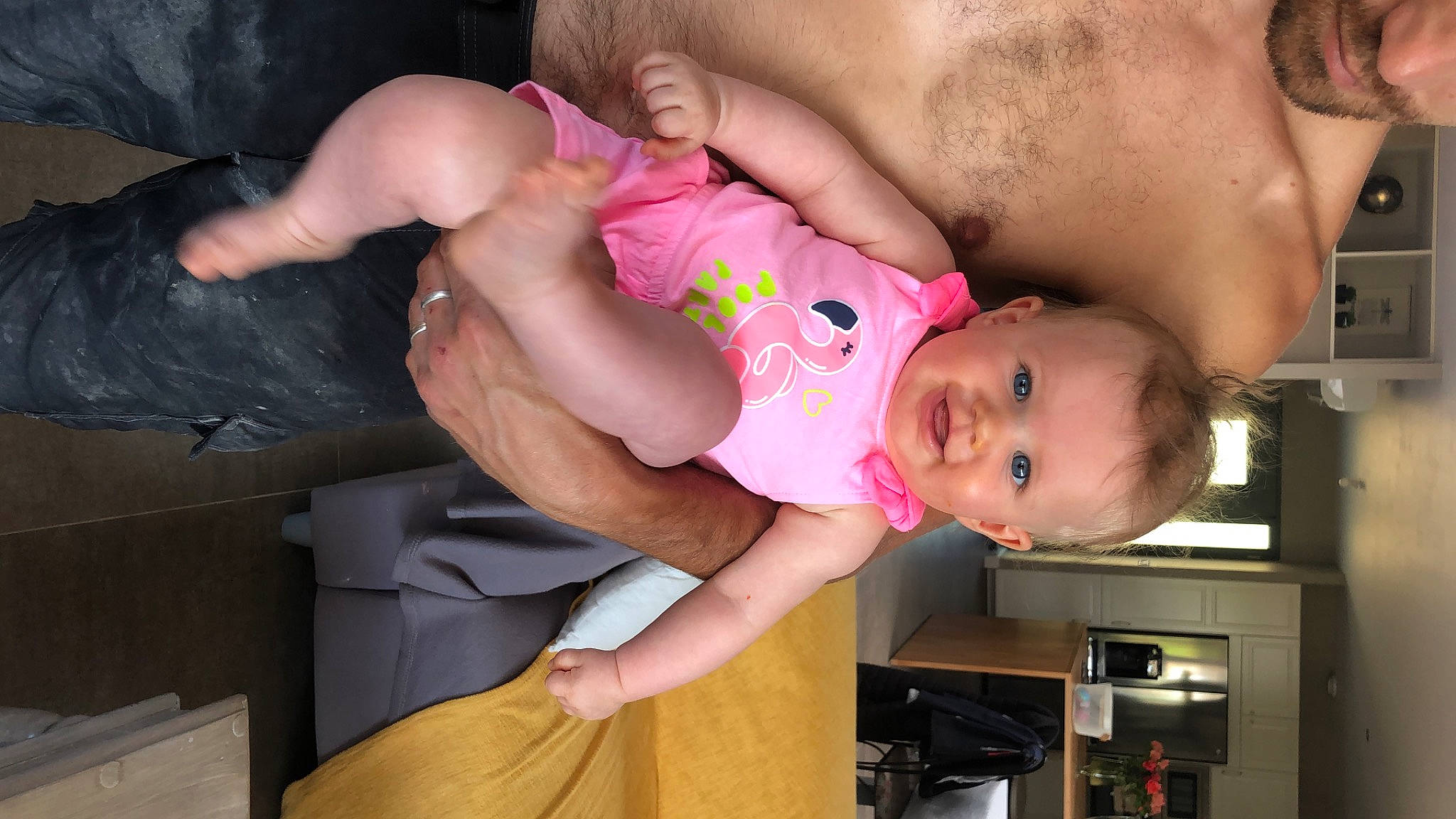 Myla participe au concours pour gagner de l'argent avec cette photo : chest, child, mouth, neck, person, pink