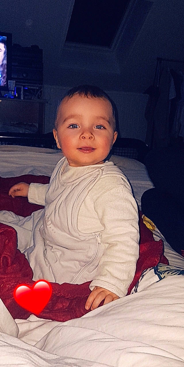 Ugo a rejoint le concours — aidez-le/la à gagner de superbes lots ! baby_toddler_clothing, black, chin, comfort, eye, facial_expression, finger, flash_photography, fun, hairstyle, happy, head, human, human_body, lap, organ, person, skin, sleeve, smile