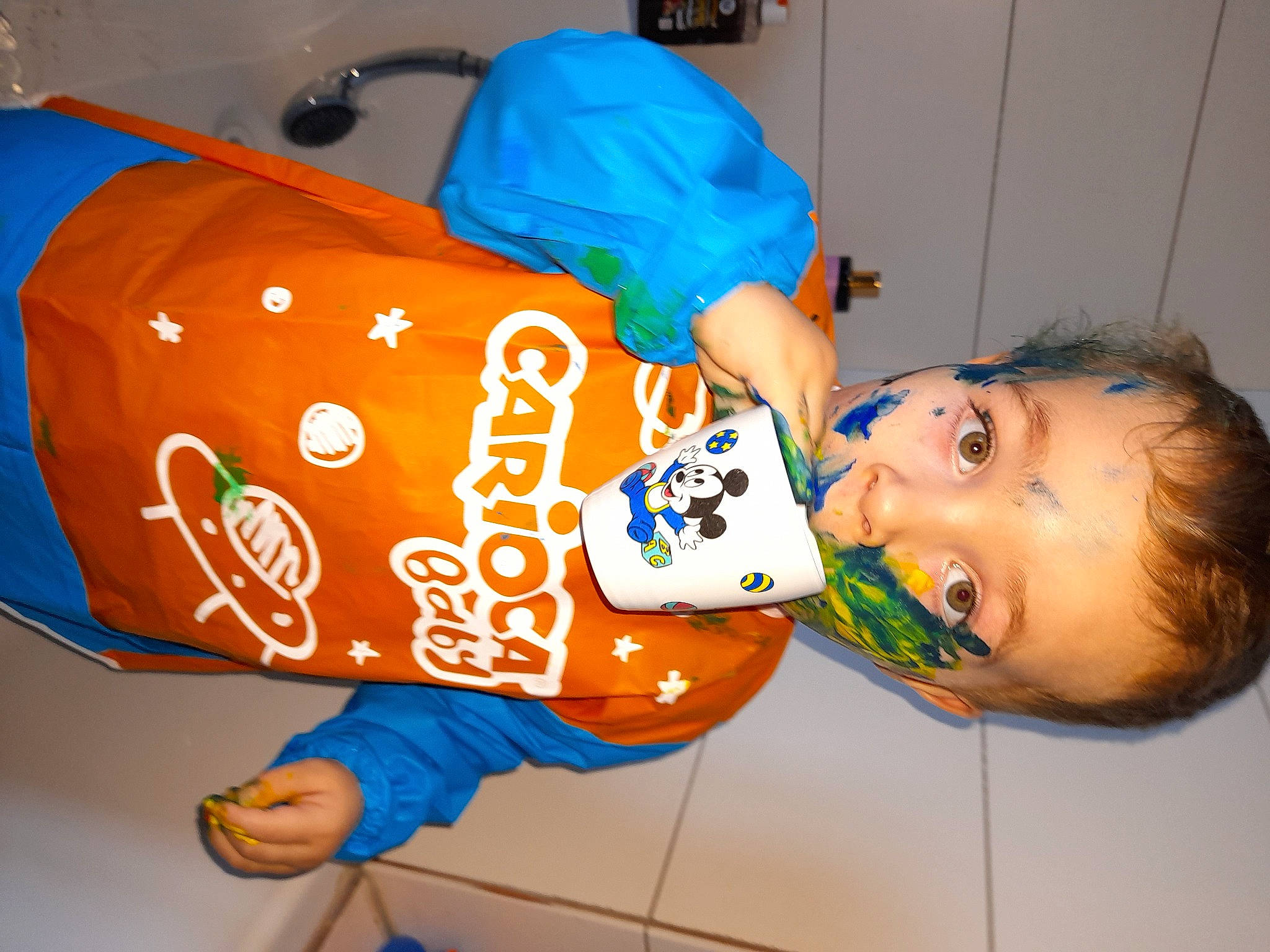 Ugo a rejoint le concours — aidez-le/la à gagner de superbes lots ! child, happy, mammal, orange, person, plastic, room, textile, toddler