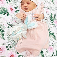 Rose a rejoint le concours — aidez-le/la à gagner de superbes lots ! baby, baby_outfit, blanket, child, closeup, cozy, cute, floral_blanket, hat, indoors, infant, newborn, peaceful, pink_clothing, portrait, resting, sleeping, small_hands, soft_toy, toy_bunny