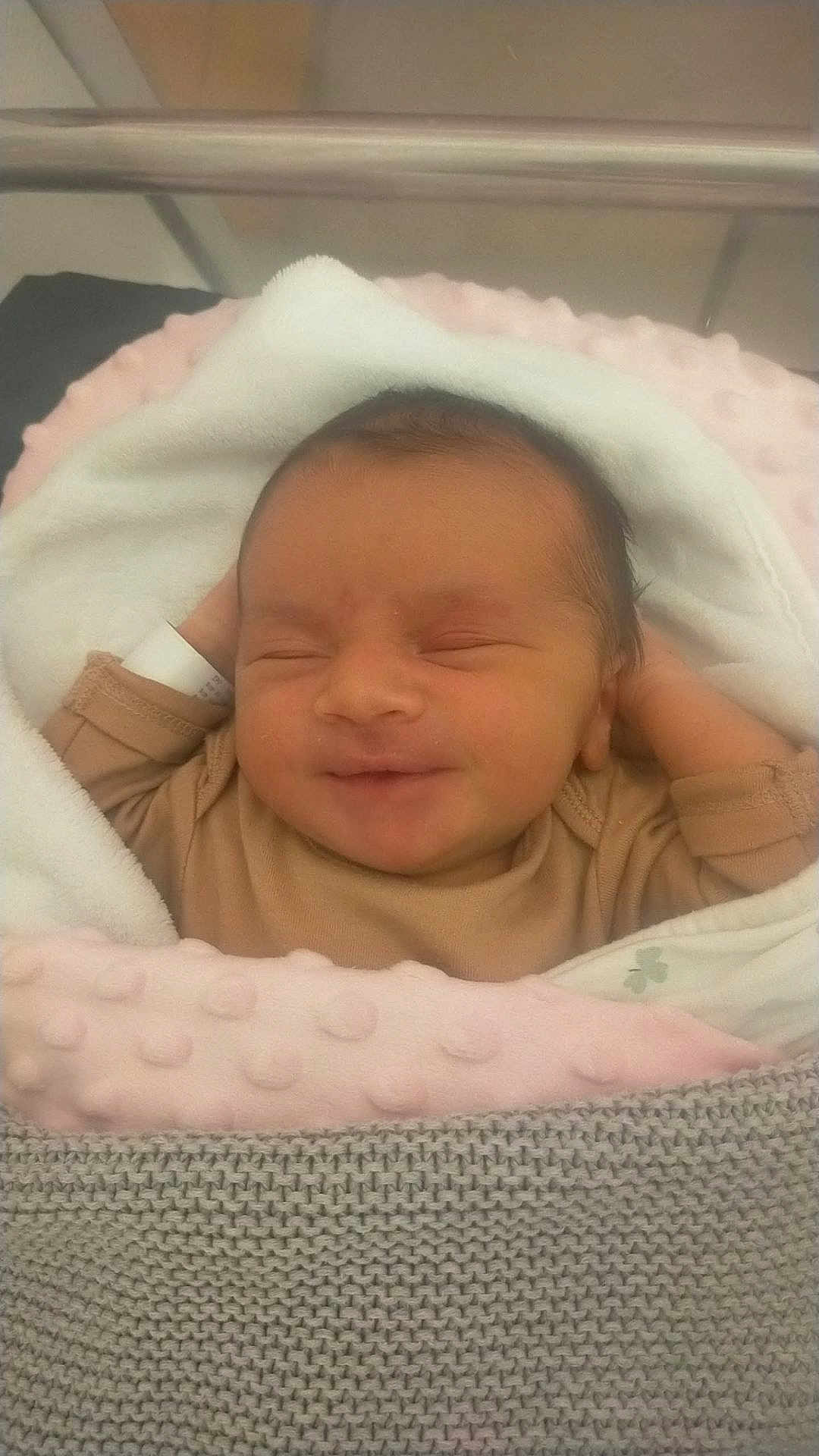 Rose a rejoint le concours — aidez-le/la à gagner de superbes lots ! baby, blanket, child, clothing, cozy, cute, face, happy, indoors, infant, knitted, newborn, peaceful, pink, portrait, resting, sleeping, smiling, soft, wrapped