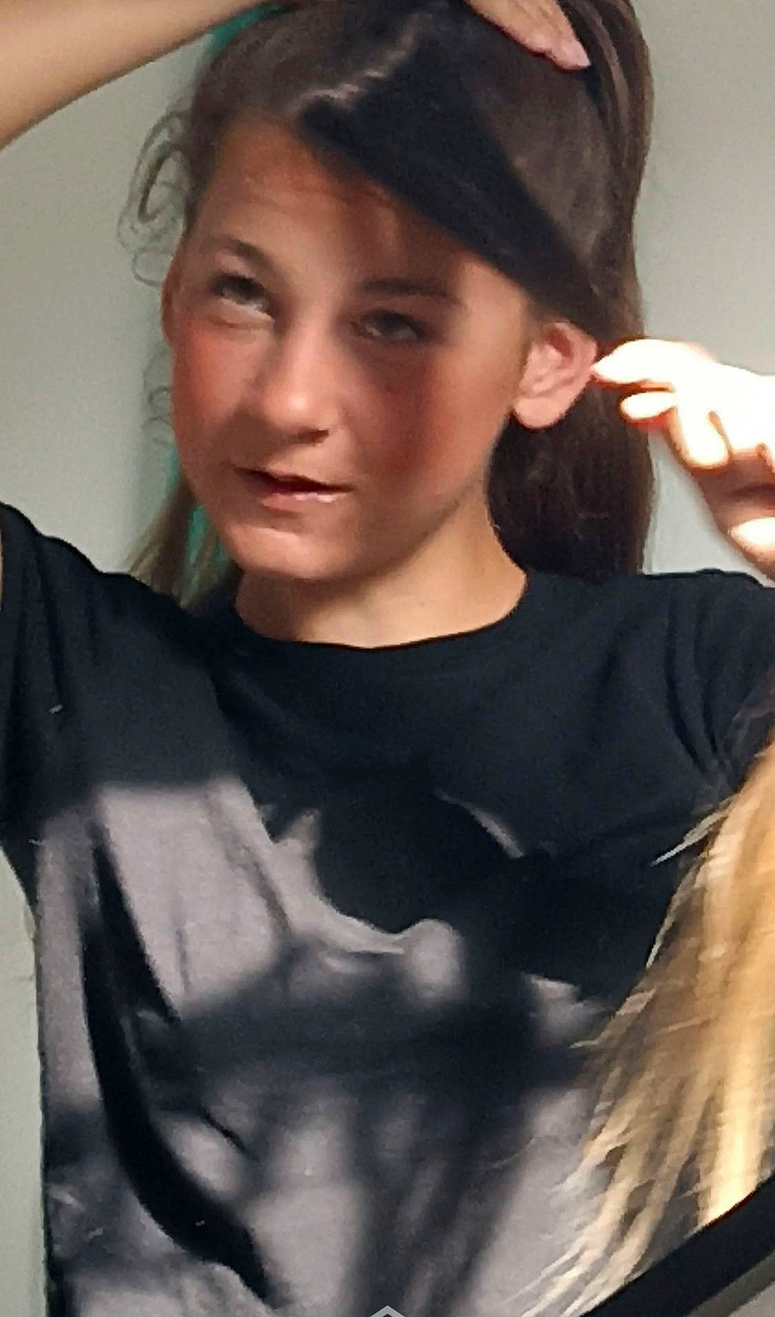 Mya a rejoint le concours — aidez-le/la à gagner de superbes lots ! black, black_hair, chin, eyebrow, eyelash, eyewear, facial_expression, fashion, flash_photography, forehead, gesture, hairstyle, hat, jaw, joint, lip, muscle, neck, person, shoulder