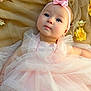 émie Burghard a rejoint le concours — aidez-le/la à gagner de superbes lots ! baby, infant, dress, pink, headband, bow, flower, tulle, portrait, child, cute, blue_eyes, soft_lighting, flowers, fabric, adorable, laying_down, skin, beauty, young