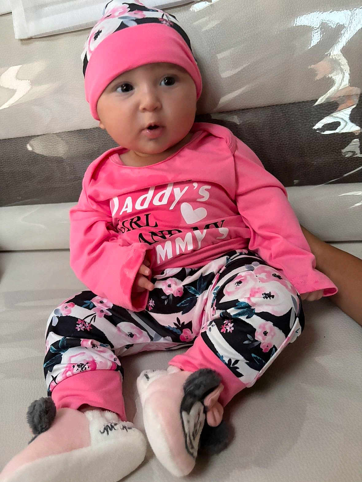 Johanna participe au concours pour gagner de l'argent avec cette photo : baby, bright_colors, child, couch, cozy, cute, expression, floral_pattern, footwear, hat, home, indoors, infant, person, pink_clothing, portrait, sitting, small_hands, soft_toys, young
