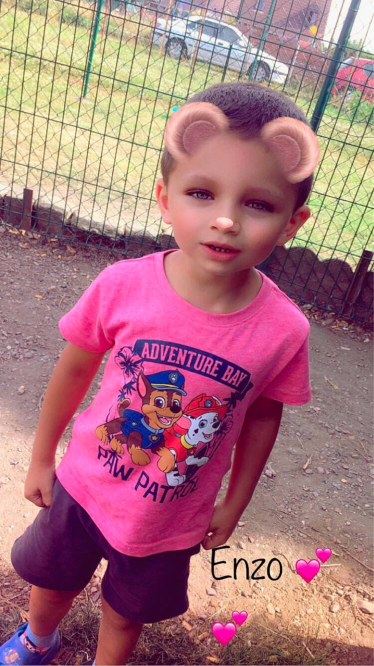Enzo a rejoint le concours — aidez-le/la à gagner de superbes lots ! baby_toddler_clothing, cheek, child, cool, face, forehead, fun, happy, magenta, person, pink, play, sleeve, smile, summer, t_shirt, toddler, top