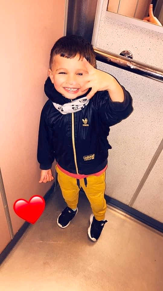 Enzo participe au concours pour gagner de l'argent avec cette photo : child, child_model, joy, outerwear, person, play, standing, toddler