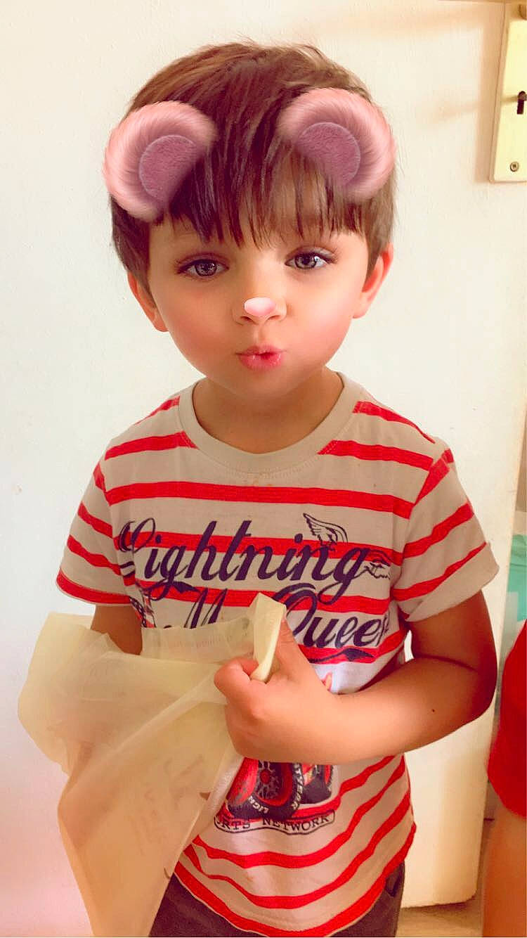 Enzo a rejoint le concours — aidez-le/la à gagner de superbes lots ! bangs, bob_cut, bowl_cut, brown_hair, cheek, child, cool, forehead, hair, hair_coloring, hairstyle, hime_cut, person, pink, skin, t_shirt, toddler, wig