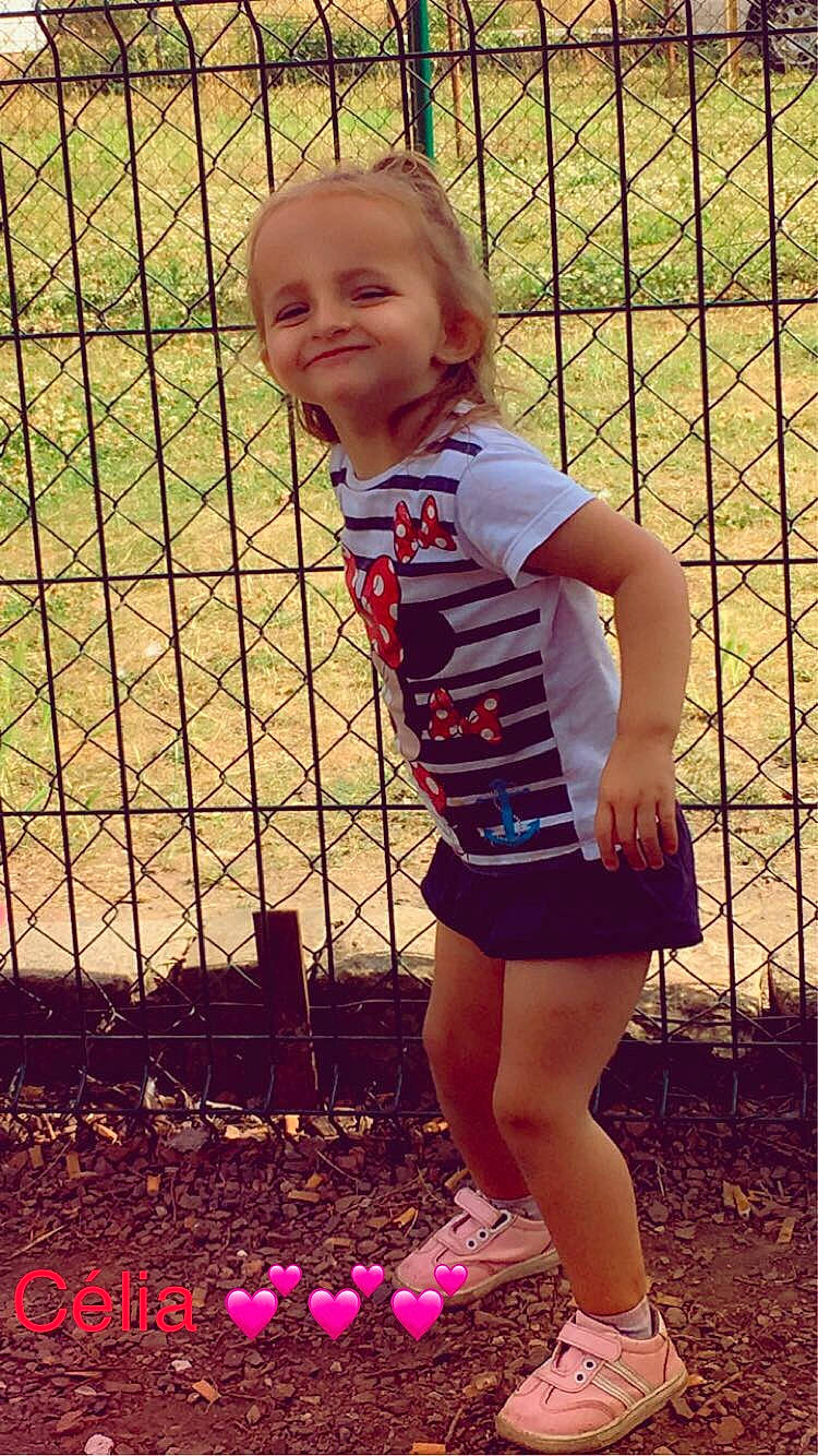 Célia participe au concours pour gagner de l'argent avec cette photo : ball, child, joy, leg, net, person, play, player, toddler