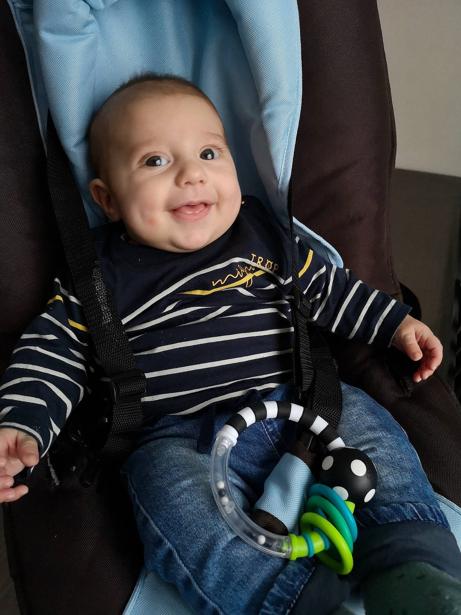 Solan a rejoint le concours — aidez-le/la à gagner de superbes lots ! baby, baby_carriage, baby_in_car_seat, baby_products, car_seat, cheek, child, jeans, joy, person, sitting, smile, toddler