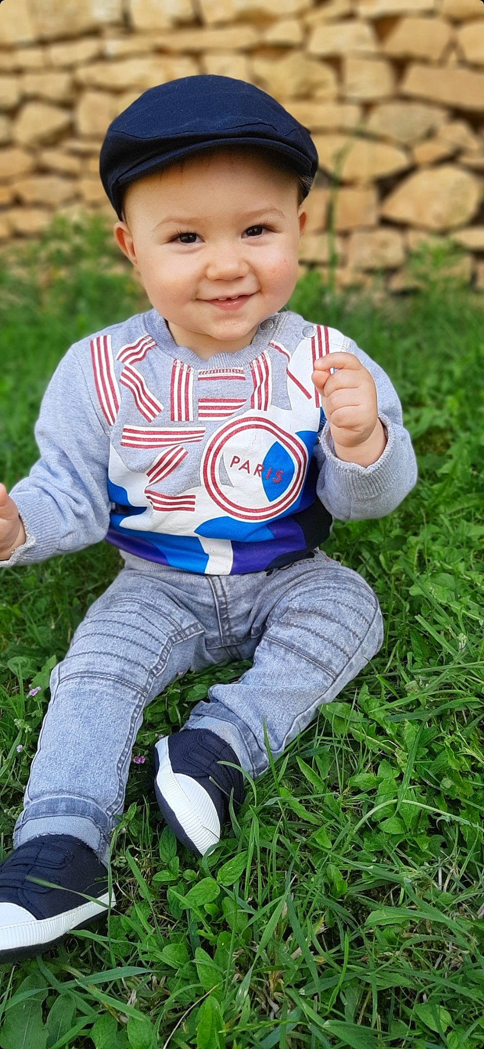 Kenzo a rejoint le concours — aidez-le/la à gagner de superbes lots ! baby_toddler_clothing, blue, child, clothing, eye, face, finger, flash_photography, grass, happy, hat, head, headwear, jeans, joy, leaf, people_in_nature, person, photograph, plant
