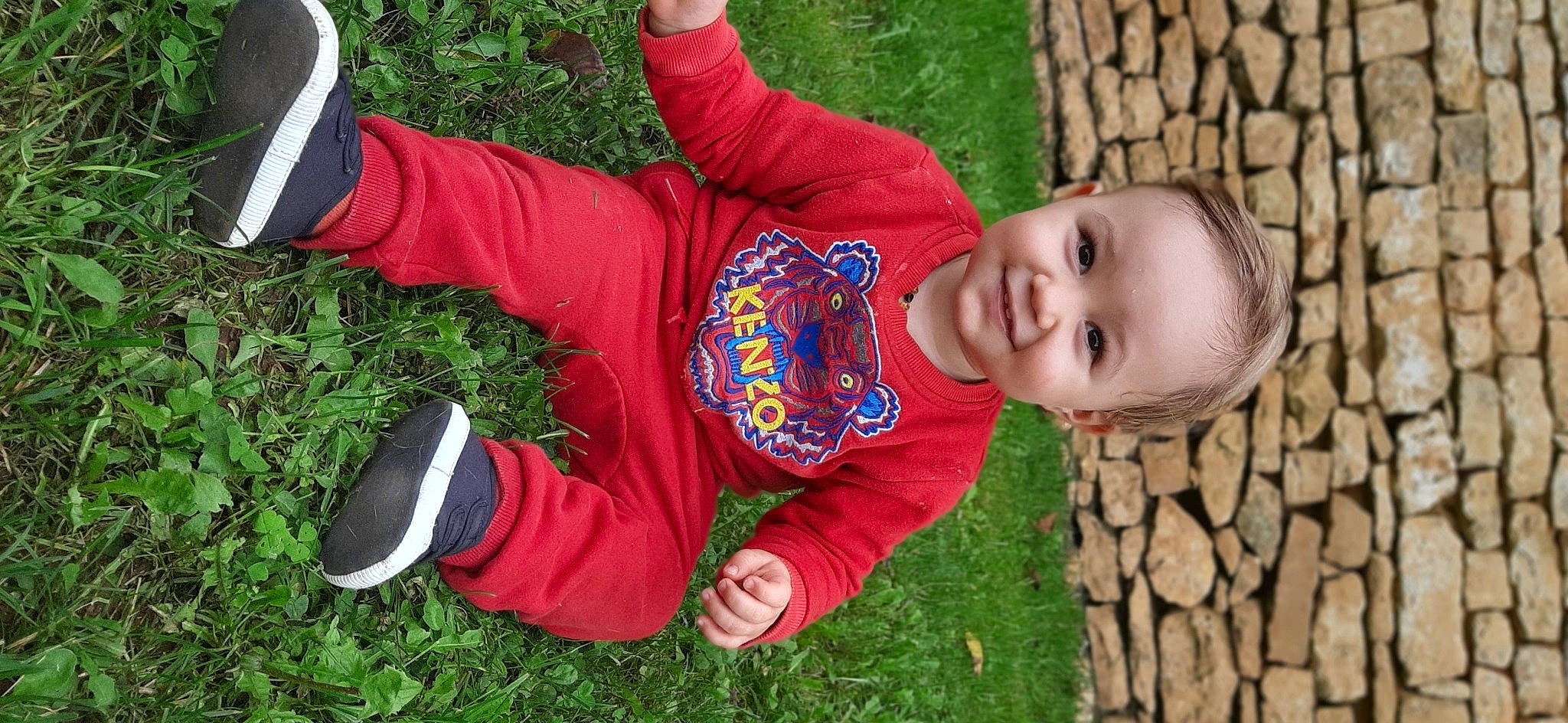 Kenzo a rejoint le concours — aidez-le/la à gagner de superbes lots ! arm, baby, fun, grass, grass_family, green, happy, joy, lawn, leisure, outerwear, people_in_nature, person, plant, red, sleeve, smile, t_shirt, toddler, tree