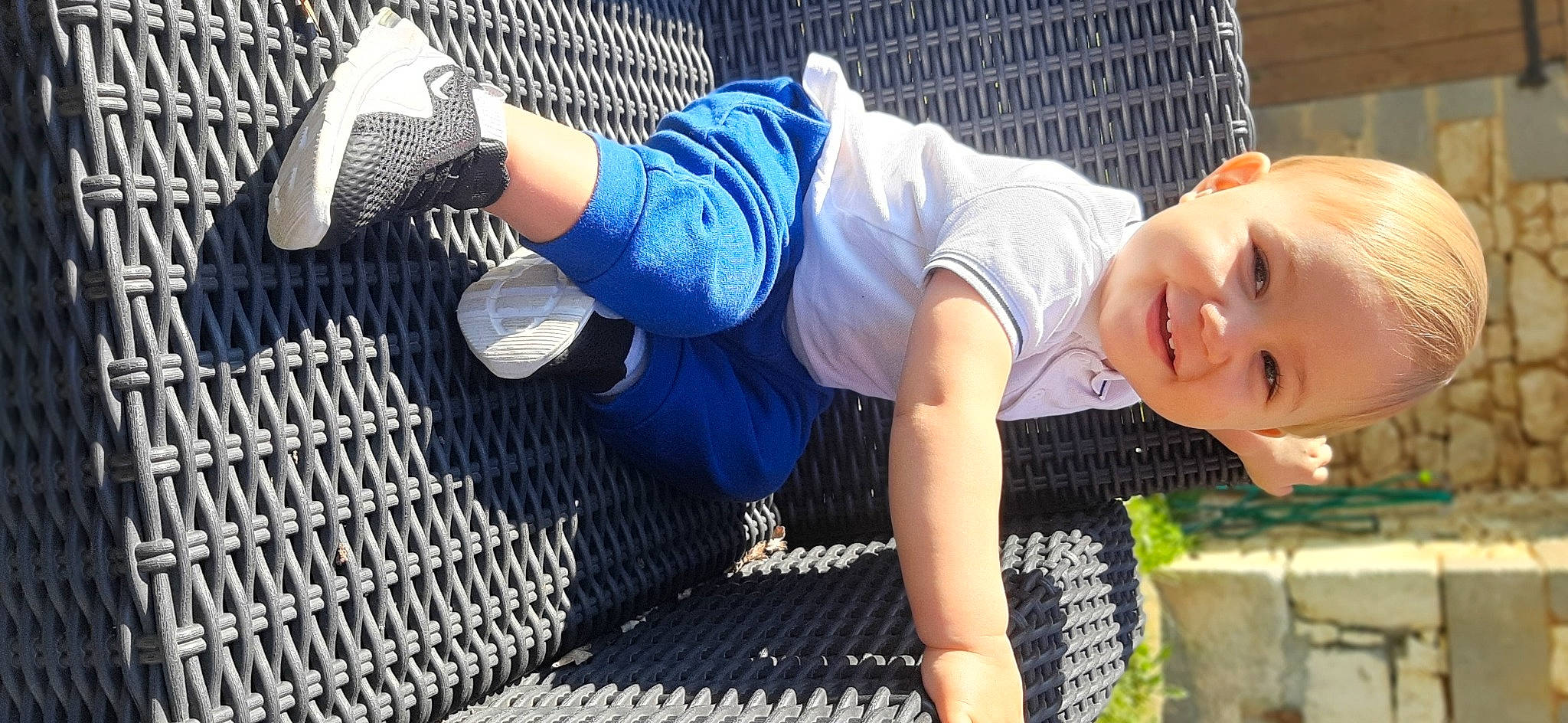 Kenzo participe au concours pour gagner de l'argent avec cette photo : cool, denim, electric_blue, grass, hand, human_leg, joy, knee, leg, leisure, mesh, pattern, person, shoe, shorts, sleeve, smile, sneakers, street_fashion, t_shirt